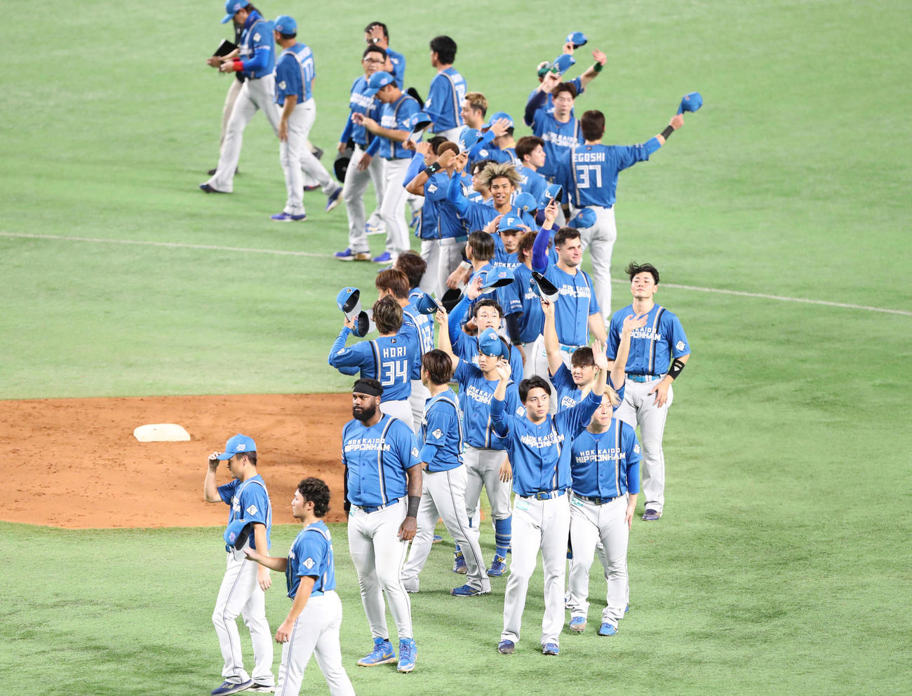 ソフトバンク対日本ハム　ファンの声援に応える日本ハムナイン（撮影・鬼束羽瑠菜）