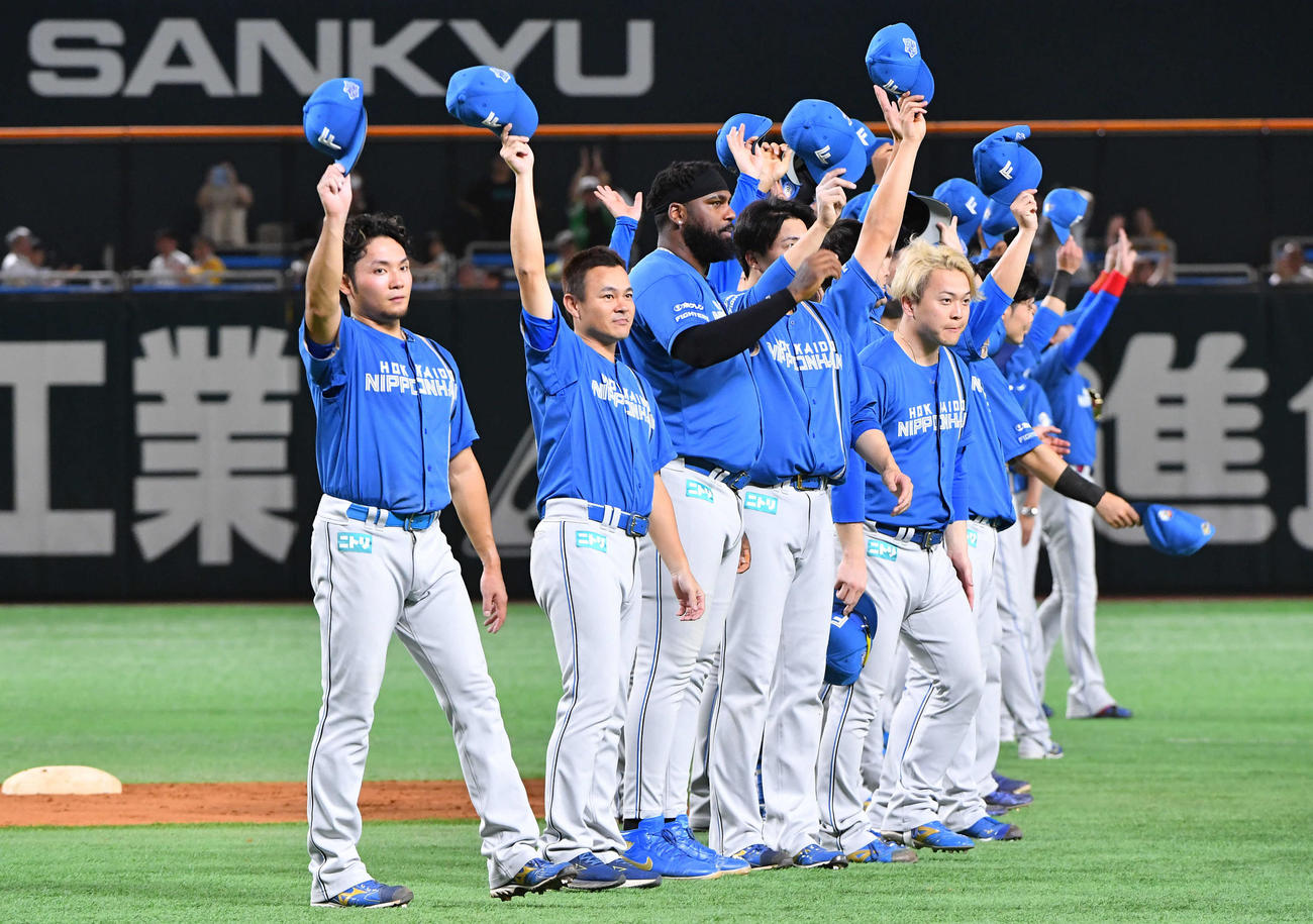 ソフトバンク対日本ハム　福岡での今季最終戦を終え、ファンにあいさつする伊藤（左端）ら日本ハムナイン（撮影・岩下翔太）