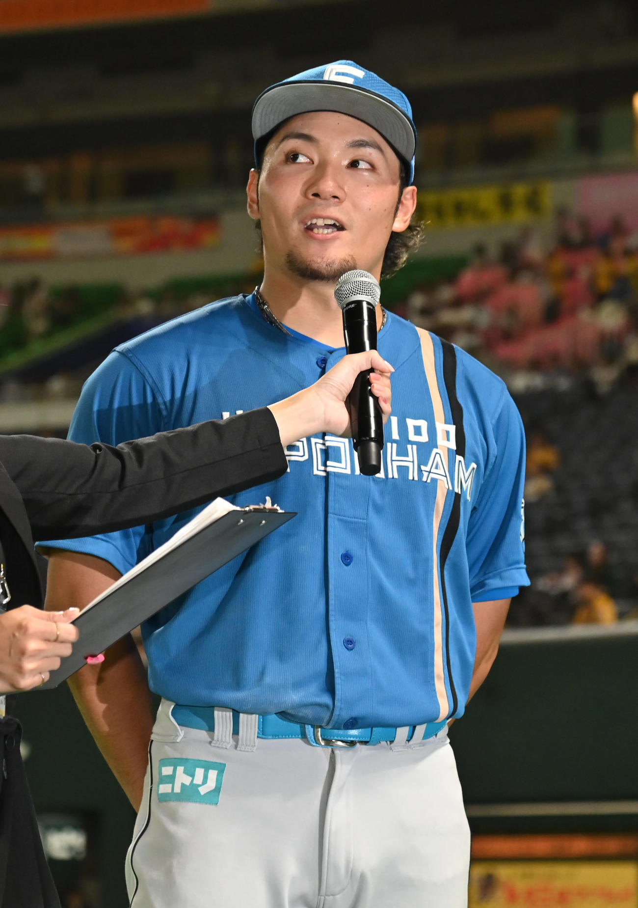 ソフトバンク対日本ハム　笑顔でインタビューに応じる伊藤（撮影・林敢治）