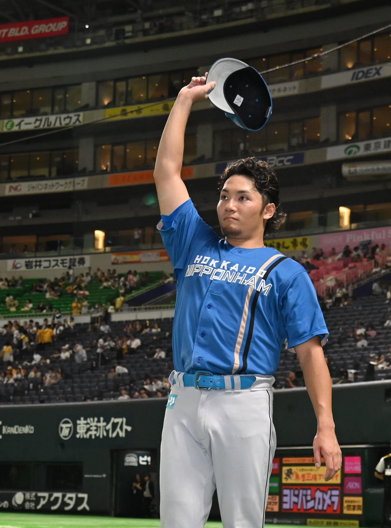 ソフトバンク対日本ハム　ファンの声援に応じる伊藤（撮影・林敢治）