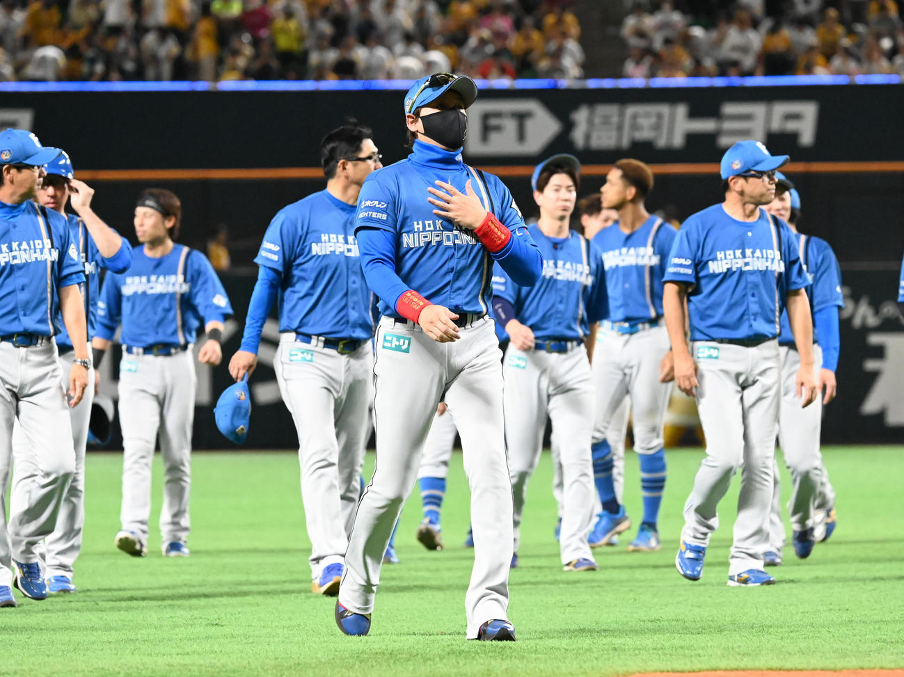 ソフトバンク対日本ハム　最終戦を終えあいさつをする日本ハムナイン（撮影・林敢治）