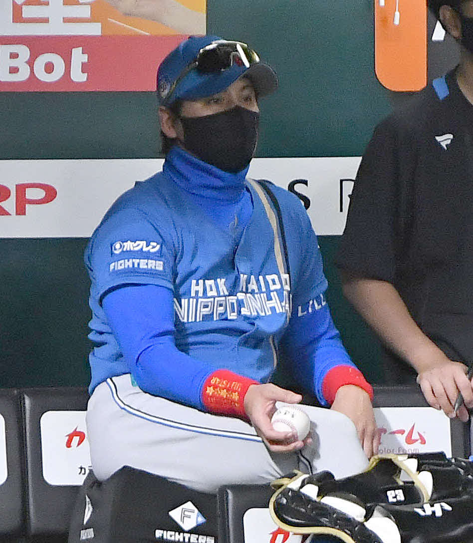 ソフトバンク対日本ハム　6回表日本ハム1死二、三塁、マルティネスの打席のとき、幸運球を握りしめる新庄監督（撮影・岩下翔太）
