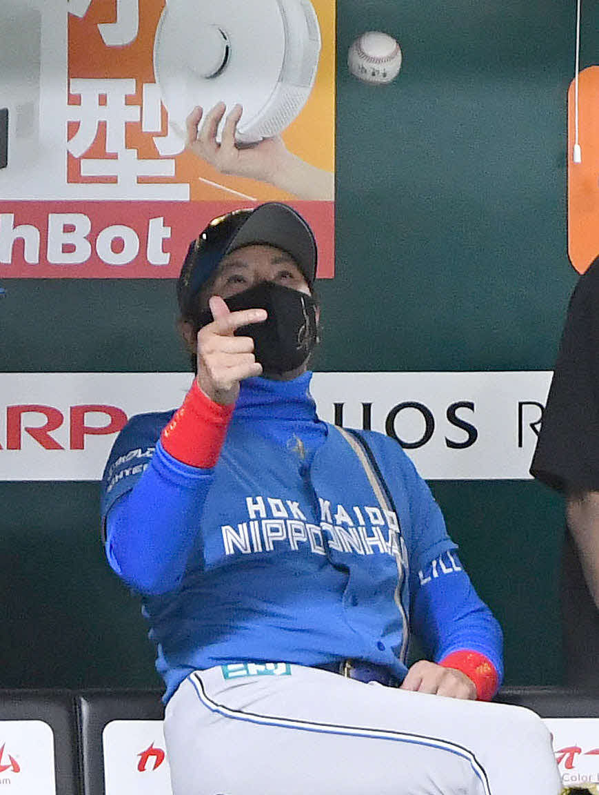 ソフトバンク対日本ハム　6回表日本ハム1死二、三塁、マルティネスの打席のとき、幸運球を上に投げる新庄監督（撮影・岩下翔太）