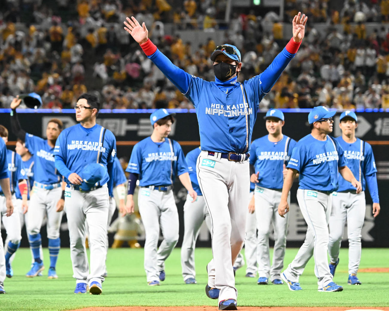 ソフトバンク対日本ハム　最終戦を終えあいさつをする日本ハムナイン（撮影・林敢治）