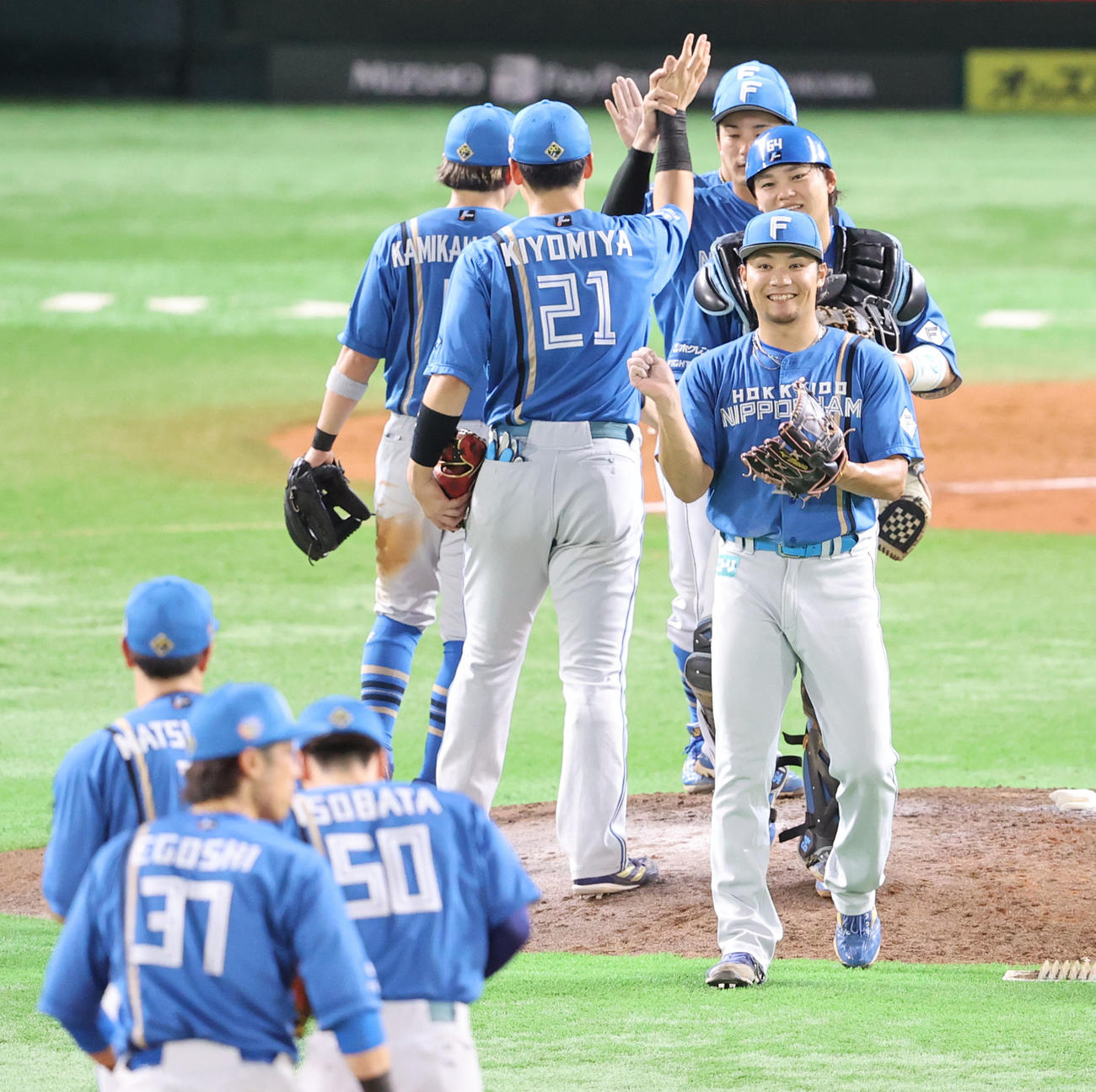 ソフトバンク対日本ハム　完封勝利を飾った伊藤はナインと笑顔でハイタッチ（撮影・梅根麻紀）