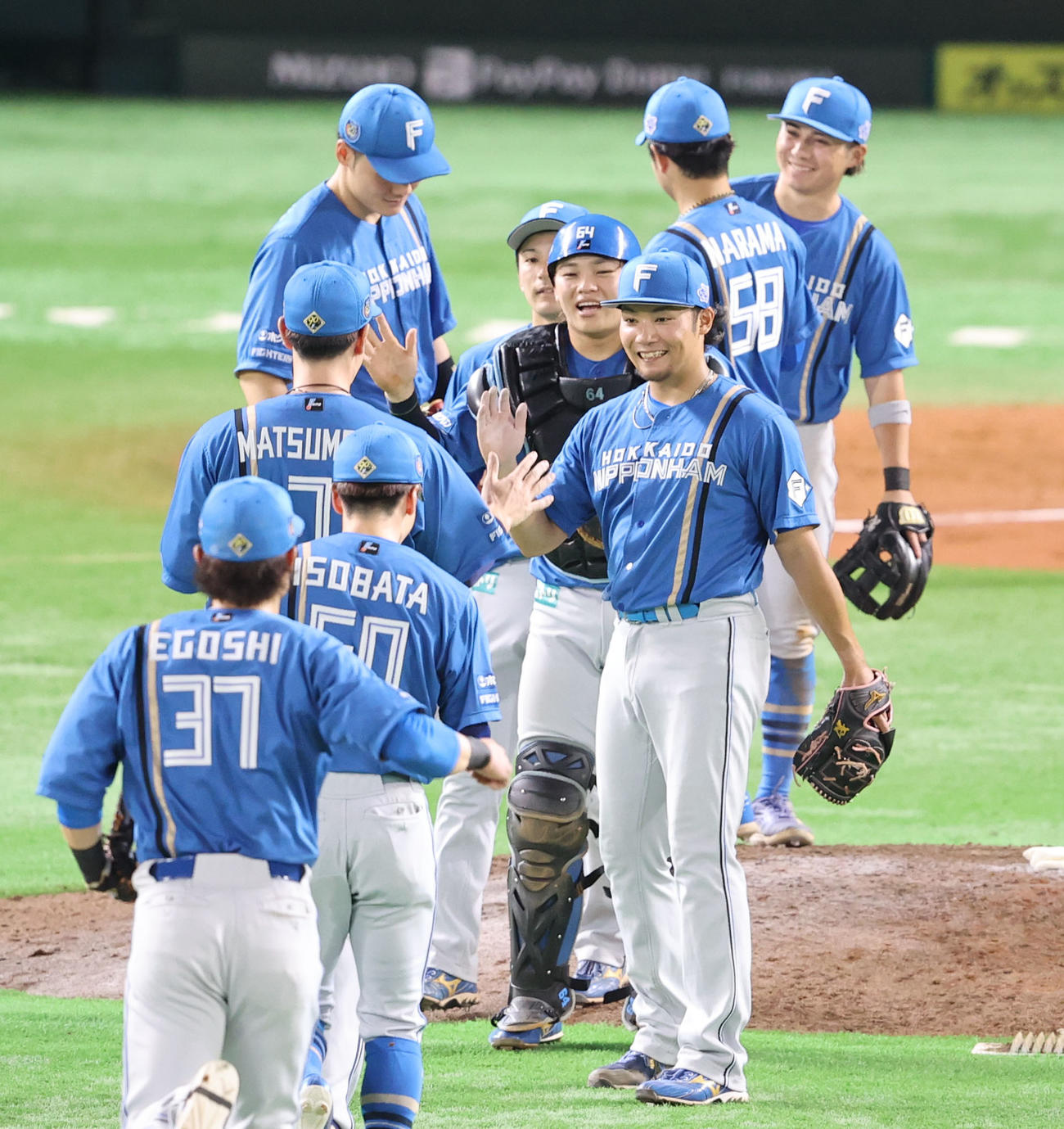 ソフトバンク対日本ハム　完封勝利を飾った伊藤はナインと笑顔でハイタッチ（撮影・梅根麻紀）