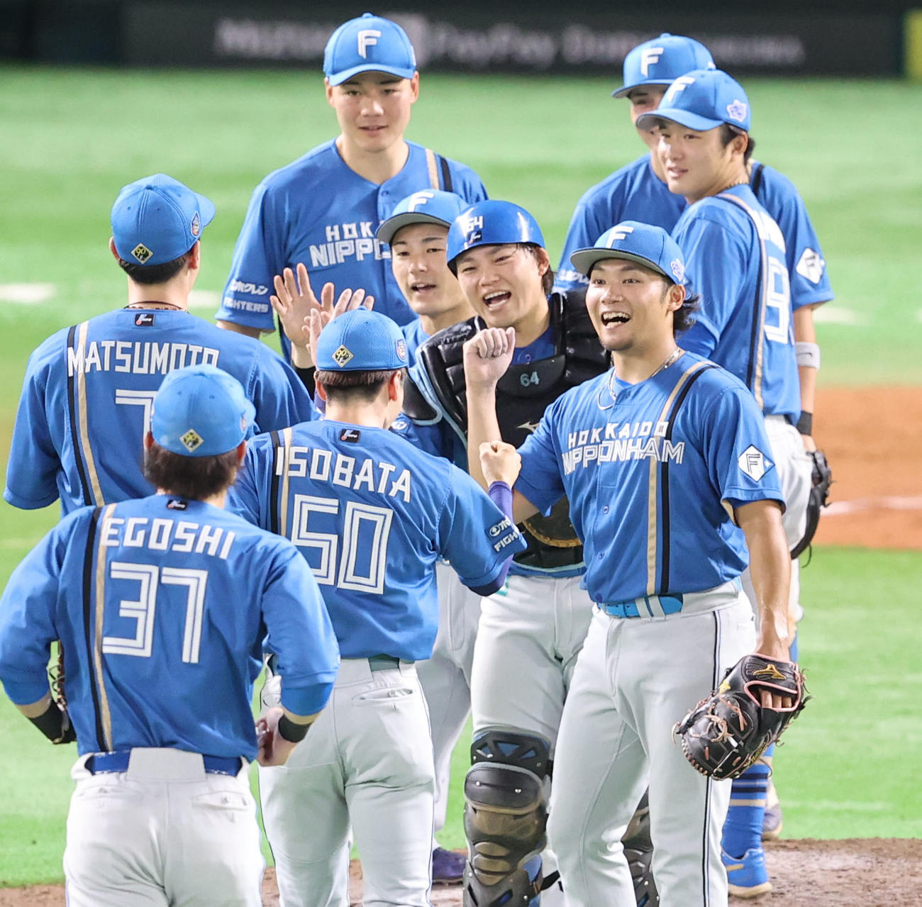 ソフトバンク対日本ハム　完封勝利を飾った伊藤はナインと笑顔でハイタッチ（撮影・梅根麻紀）