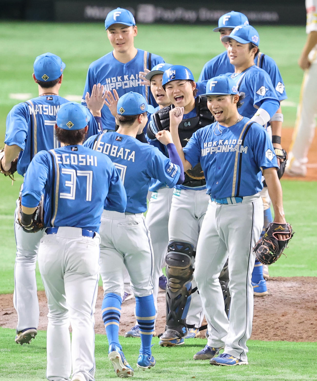 ソフトバンク対日本ハム　完封勝利を飾った伊藤はナインと笑顔でハイタッチ（撮影・梅根麻紀）