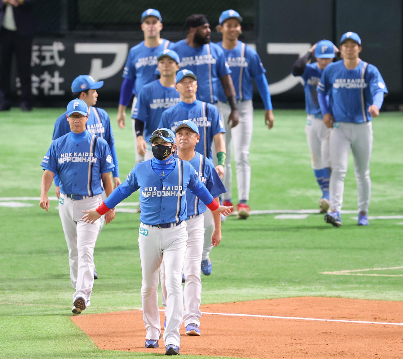 ソフトバンク対日本ハム　ビジター球場最後の試合を終えスタンドのファンにあいさつする新庄監督（撮影・梅根麻紀）
