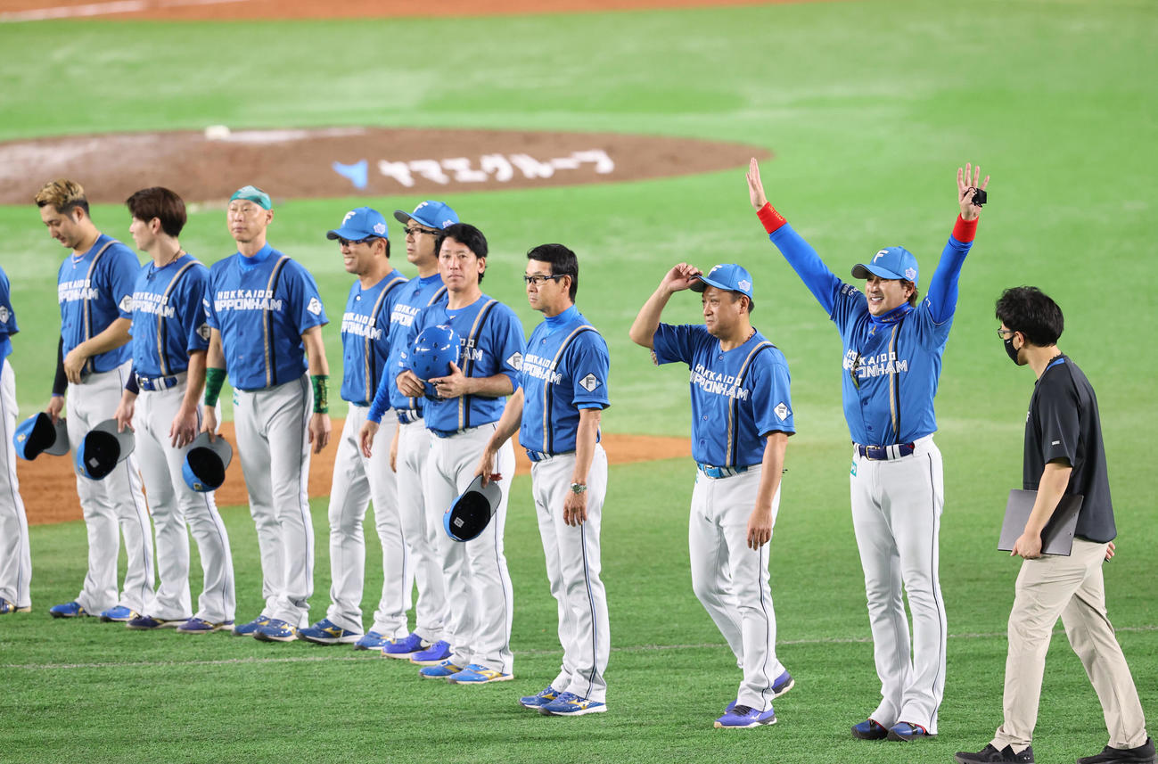 ソフトバンク対日本ハム　ビジター球場最後の試合を終えスタンドのファンにあいさつする新庄監督（撮影・梅根麻紀）