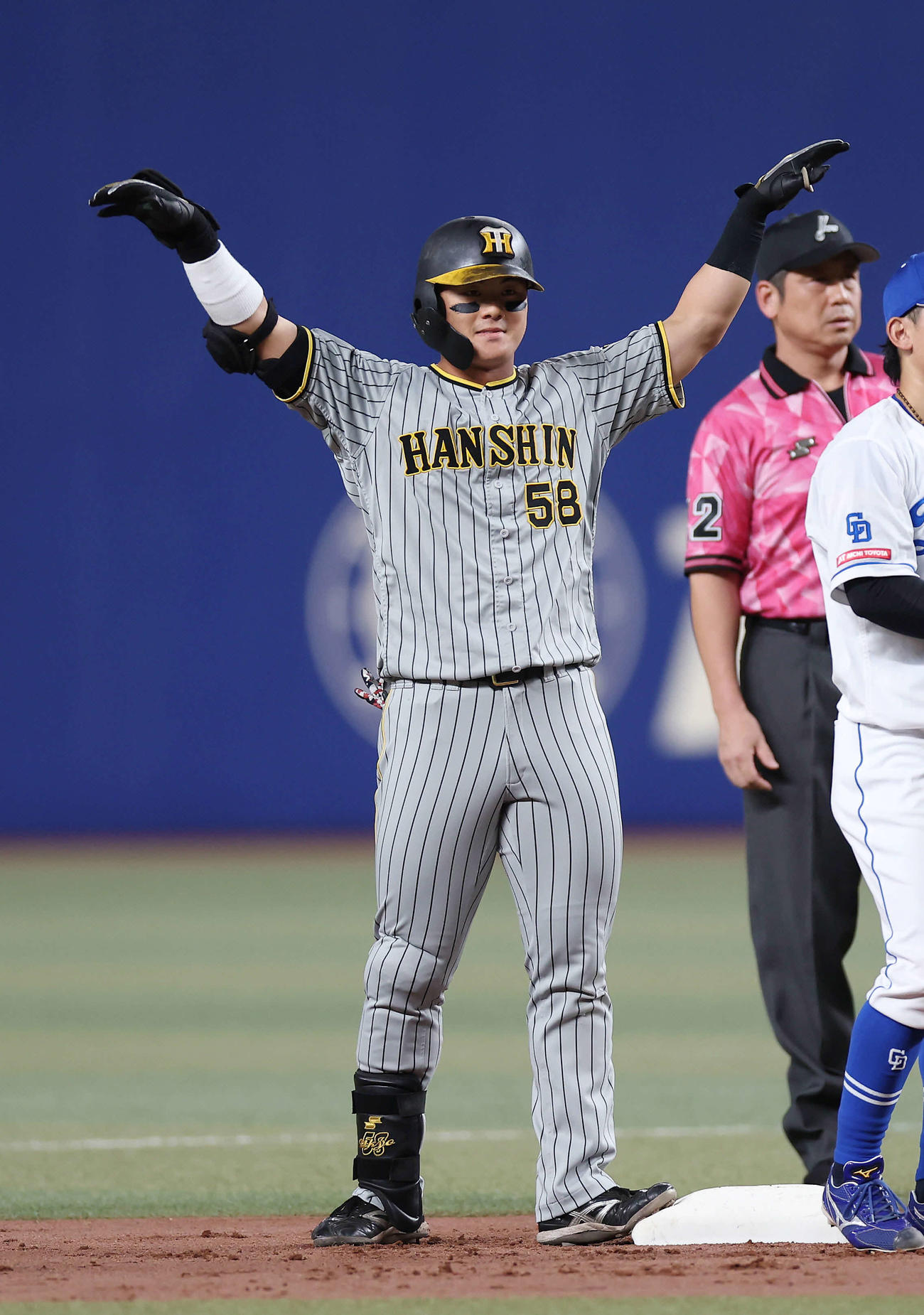 中日対阪神　2回表阪神1死二塁、前川は先制の中前適時打を放ち、カモメポーズ（撮影・前田充）