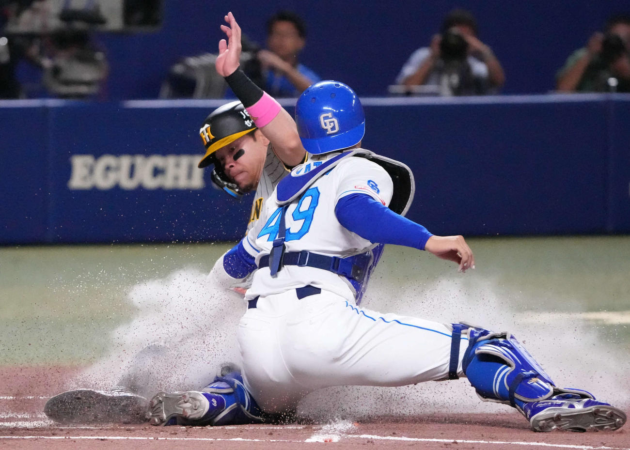 中日対阪神　2回表阪神1死二塁、前川の中前適時打で生還する佐藤輝（左）捕手は加藤匠（撮影・森本幸一）