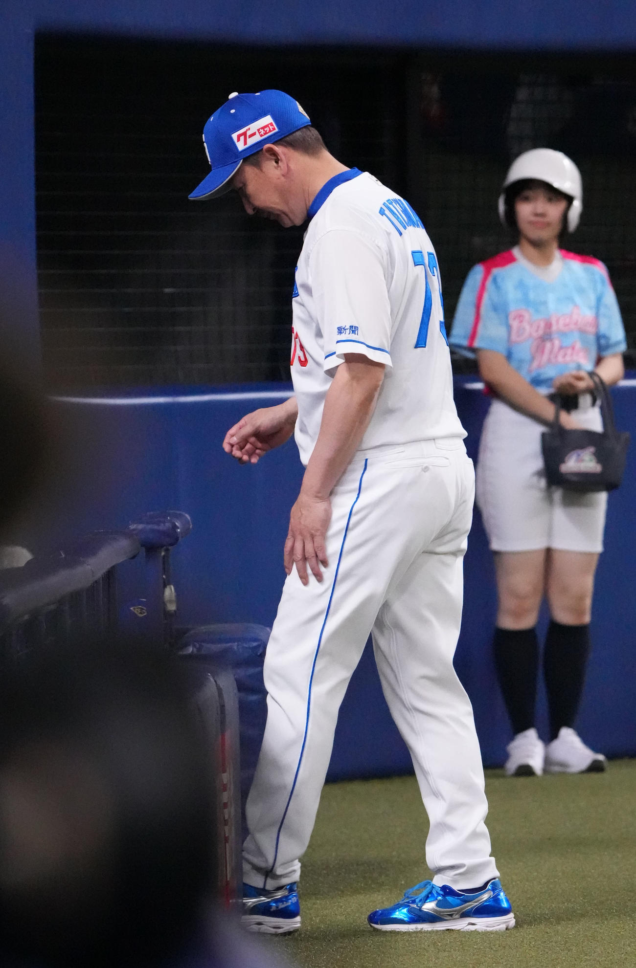 中日対阪神　6回終了、選手交代を告げベンチへ戻る立浪監督（撮影・森本幸一）