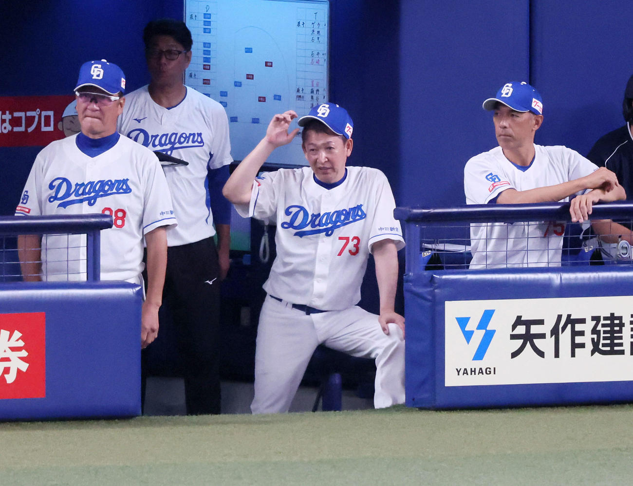 中日対阪神　7回裏、中日立浪監督はベンチで戦況を見つめる。左は片岡ヘッドコーチ右は和田コーチ（撮影・加藤哉）