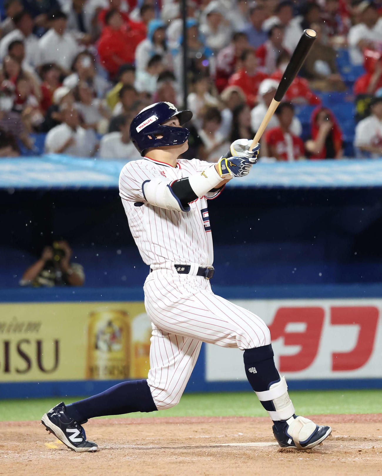 ヤクルト対広島　4回裏ヤクルト無死一塁、村上は右越えに2点本塁打を放つ（撮影・丹羽敏通）