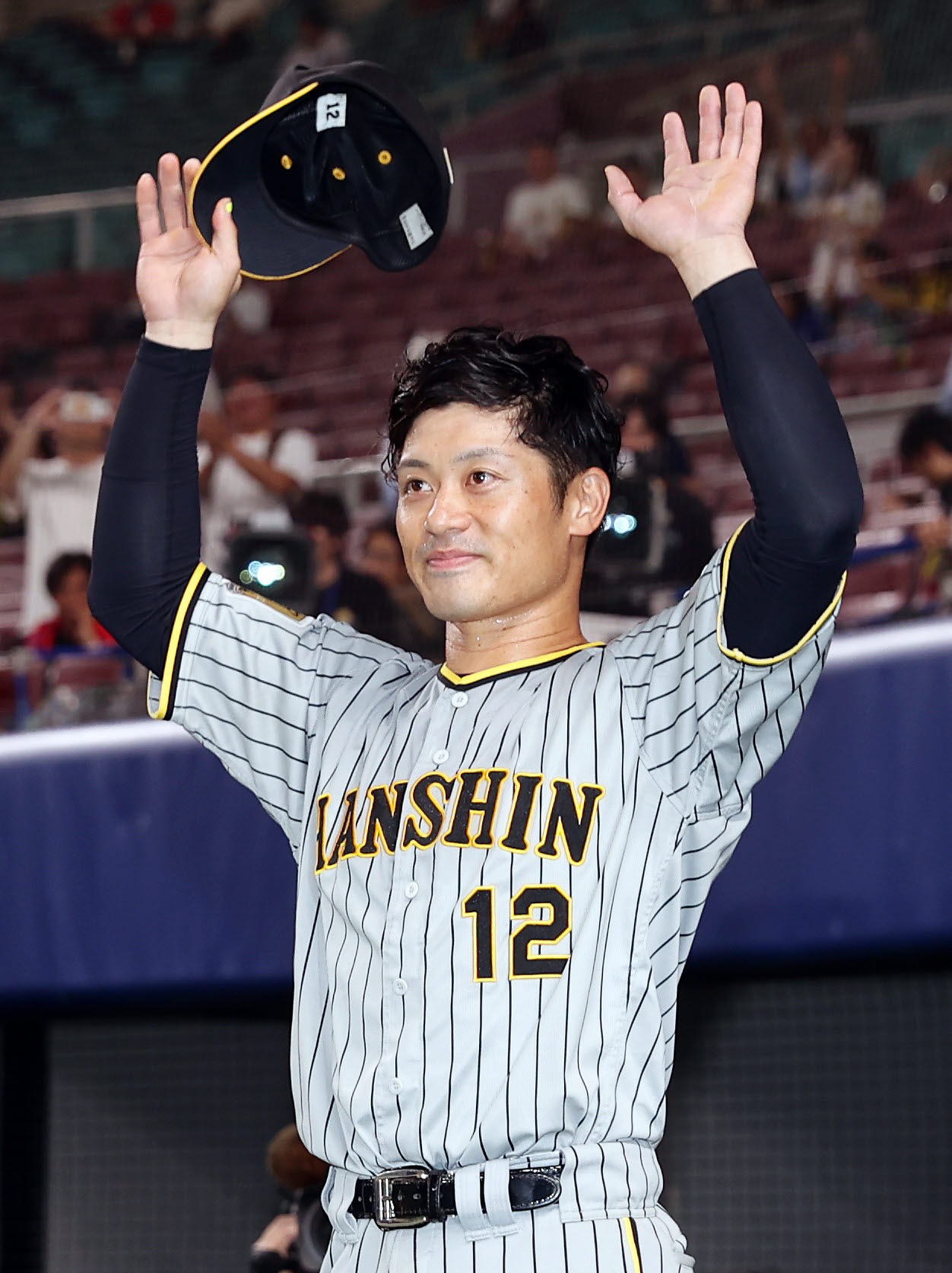 中日対阪神　ヒーローインタビューを終え、ファンの声援に応える阪神坂本（撮影・前田充）
