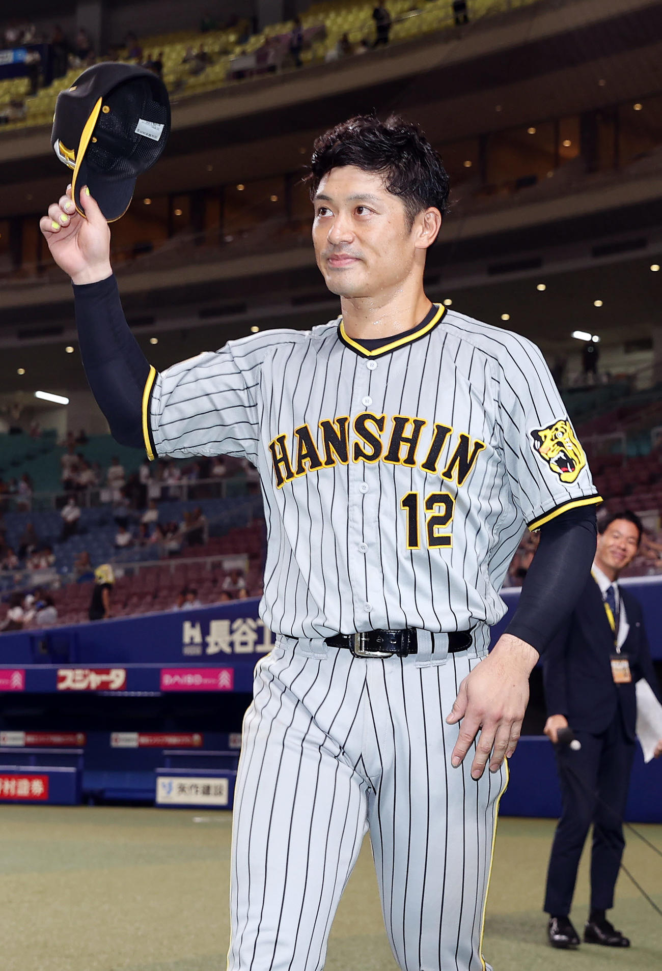 中日対阪神　ヒーローインタビューを終え、ファンの声援に応える阪神坂本（撮影・前田充）