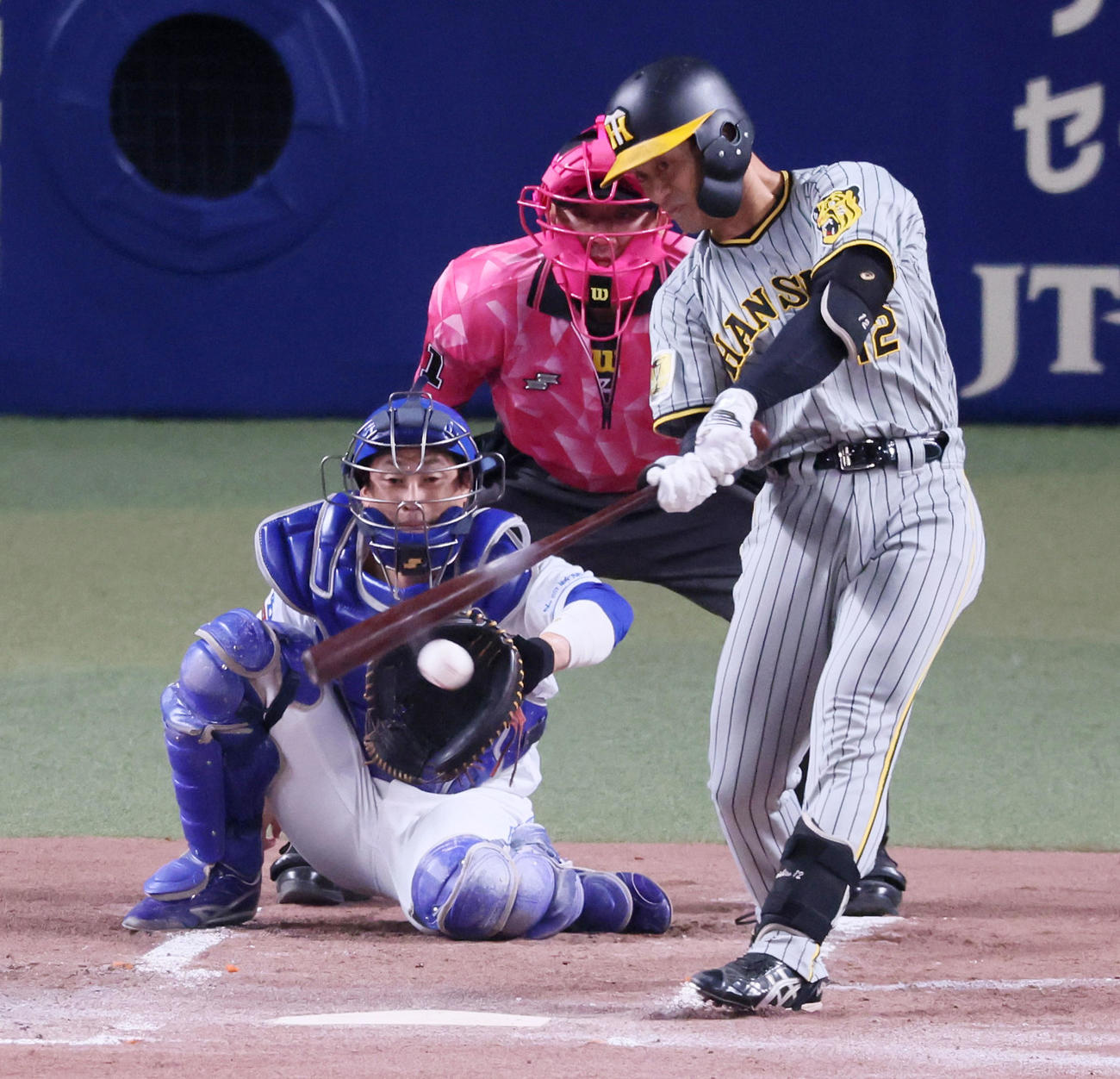中日対阪神　2回表阪神1死二塁、坂本は左前打を放つ（撮影・加藤哉）