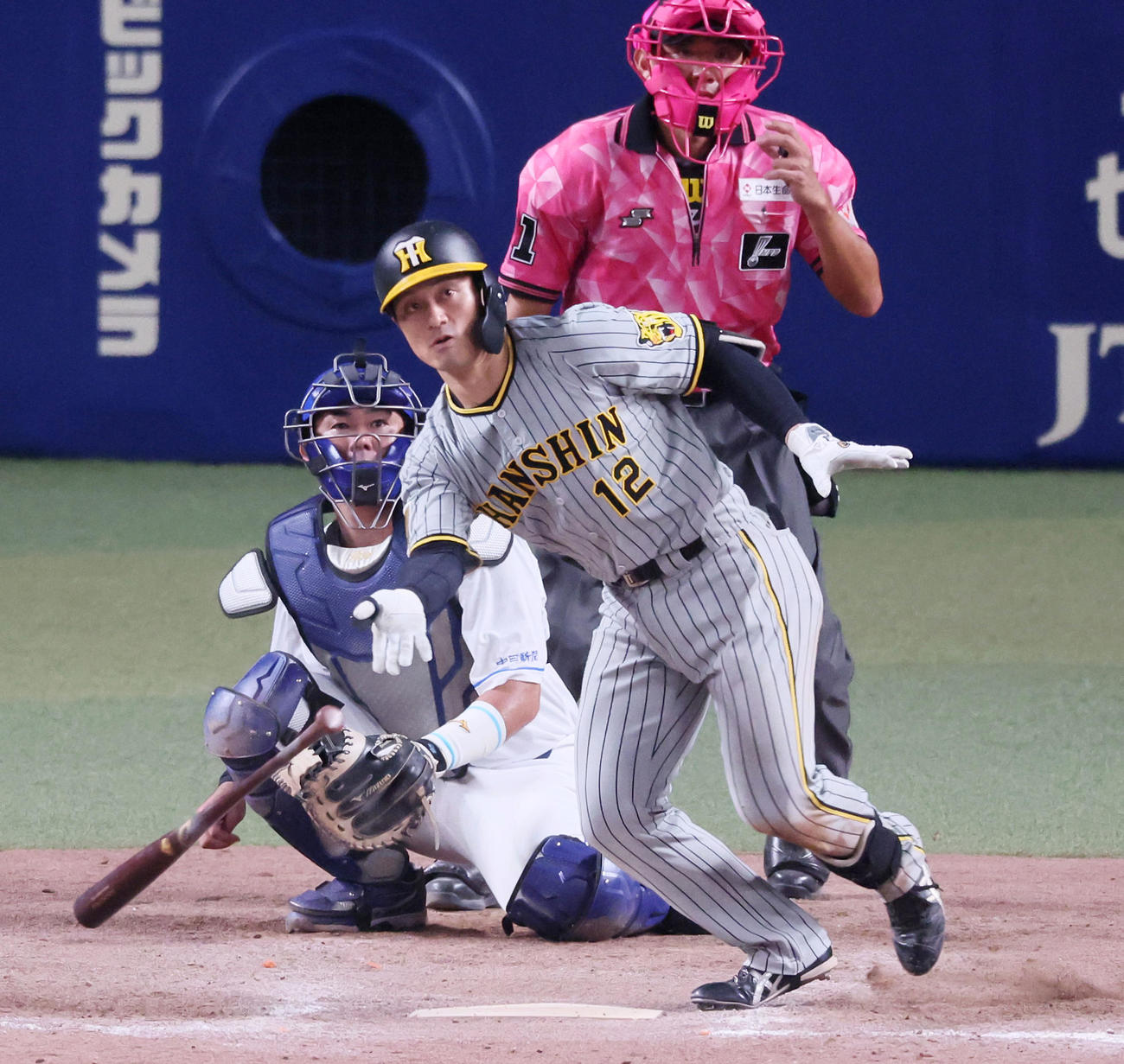 中日対阪神　9回表阪神2死二、三塁、坂本は中前適時打を放つ（撮影・加藤哉）