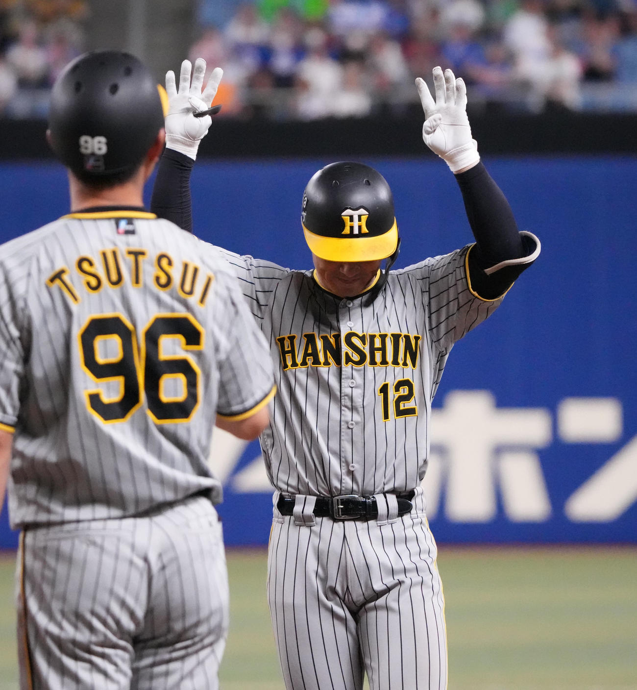 中日対阪神　9回表阪神2死二、三塁、中前2点適時打を放った坂本（右）（撮影・森本幸一）