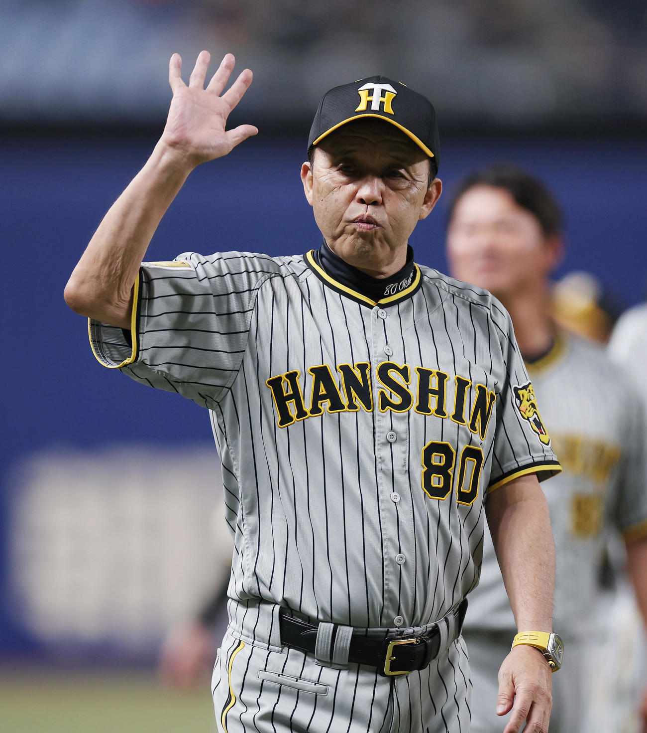 中日対阪神　スタンドのファンへのあいさつを終え引き揚げる阪神岡田監督（撮影・前田充）