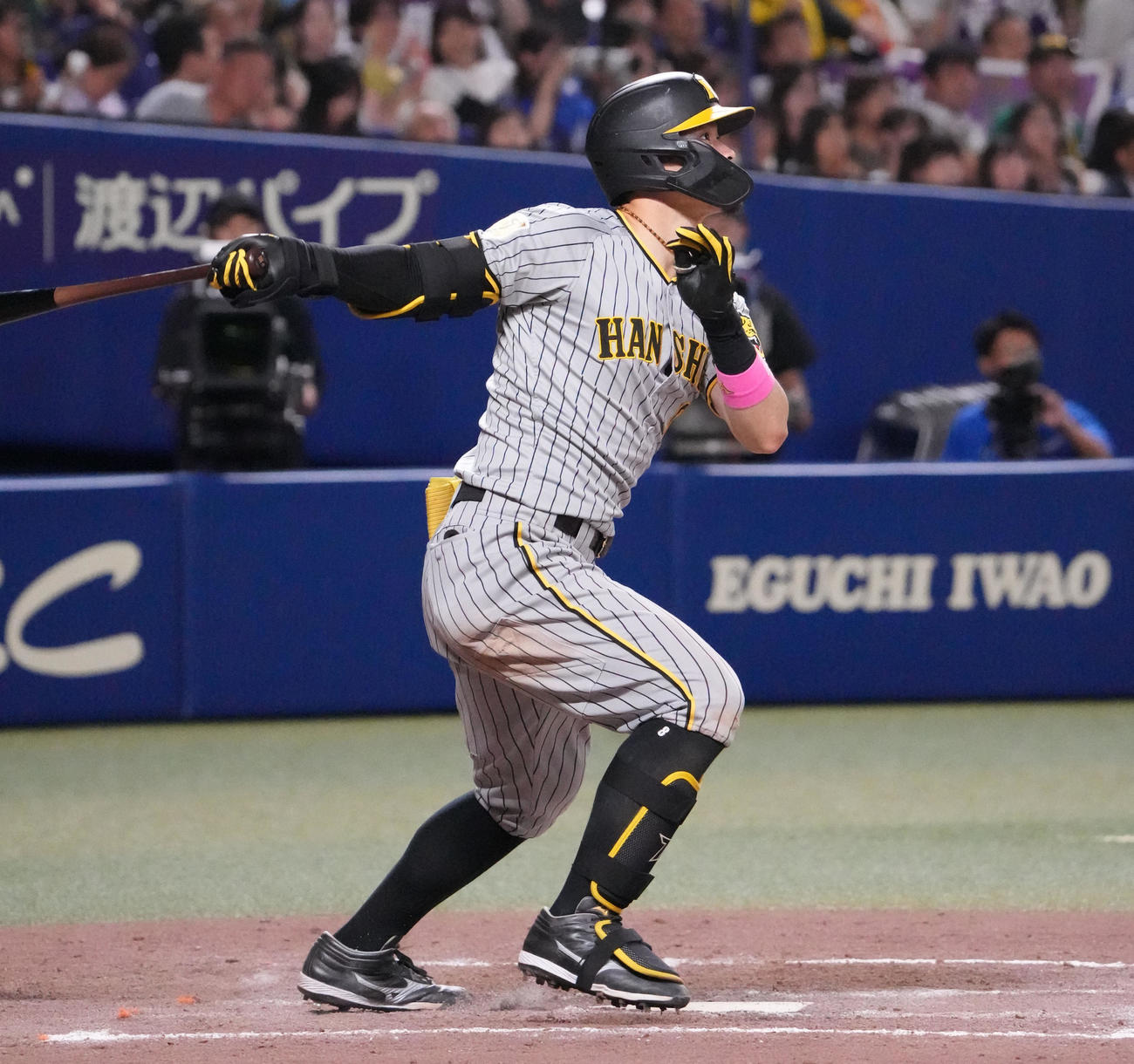 中日対阪神　9回表阪神1死一、二塁、右越え適時二塁打を放つ佐藤輝（撮影・森本幸一）