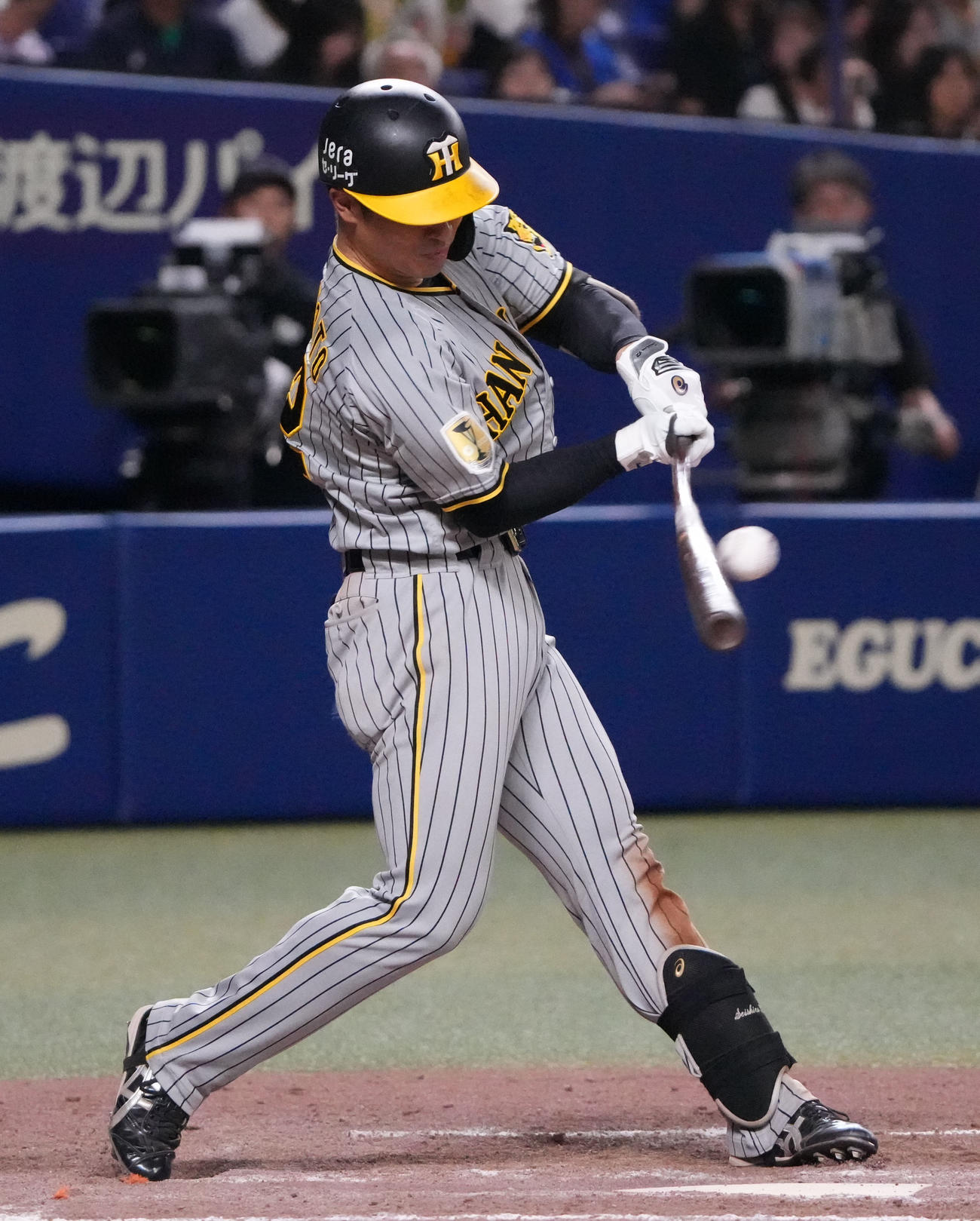 中日対阪神　9回表阪神2死二、三塁、中前2点適時打を放つ坂本（撮影・森本幸一）