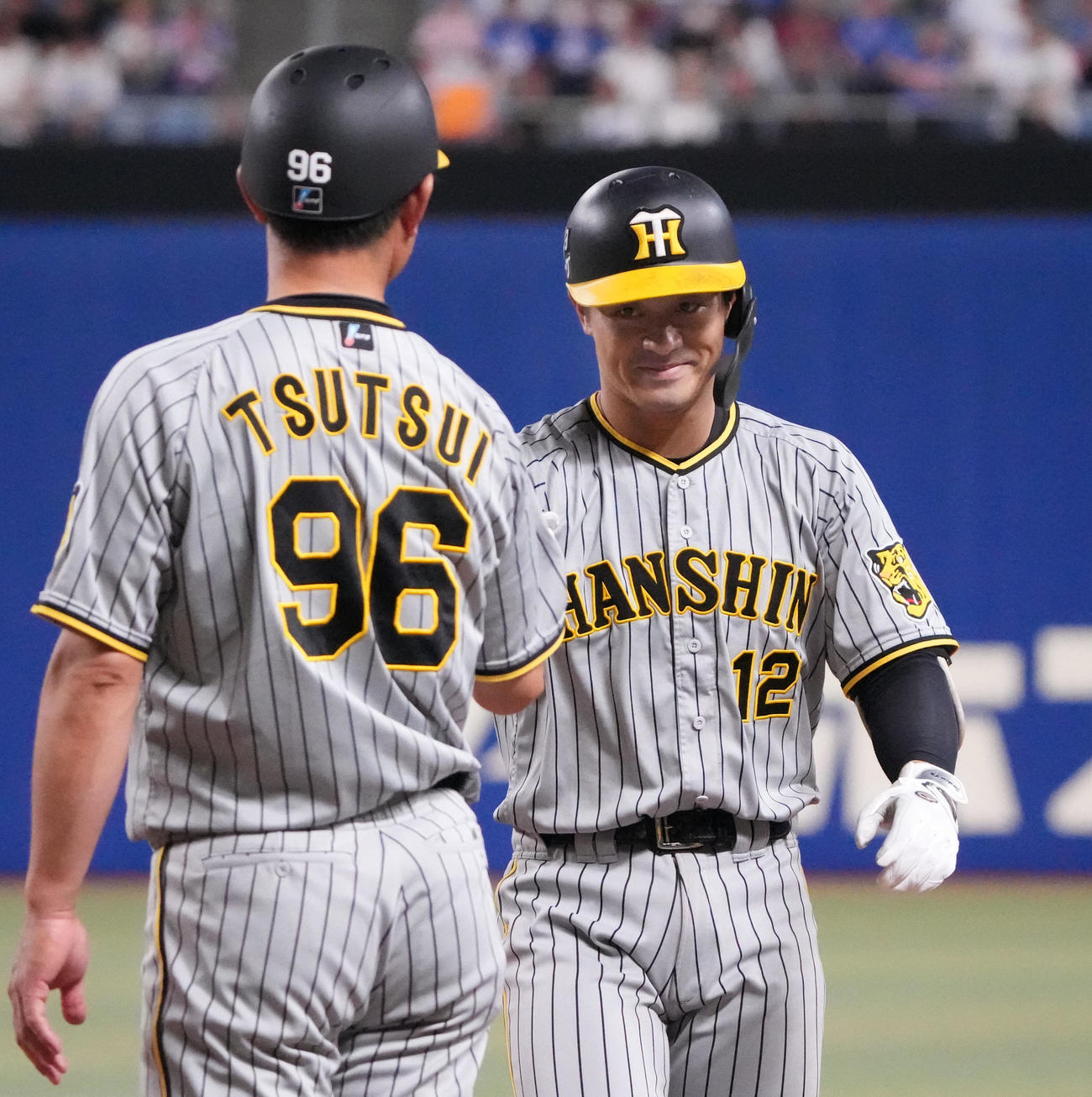 中日対阪神　9回表阪神2死二、三塁、中前2点適時打を放った坂本（右）（撮影・森本幸一）