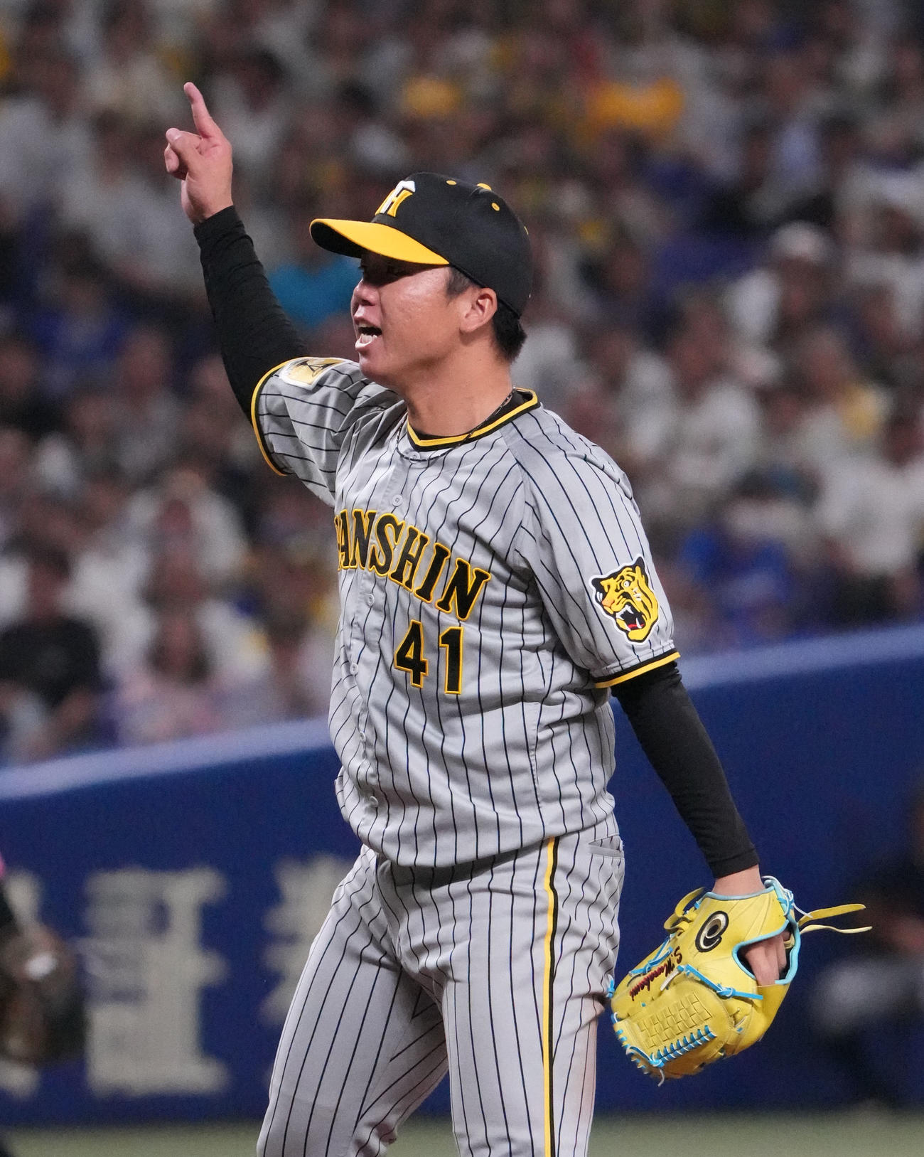 中日対阪神　4回裏中日2死一、三塁、スイングアピールをする村上（撮影・森本幸一）