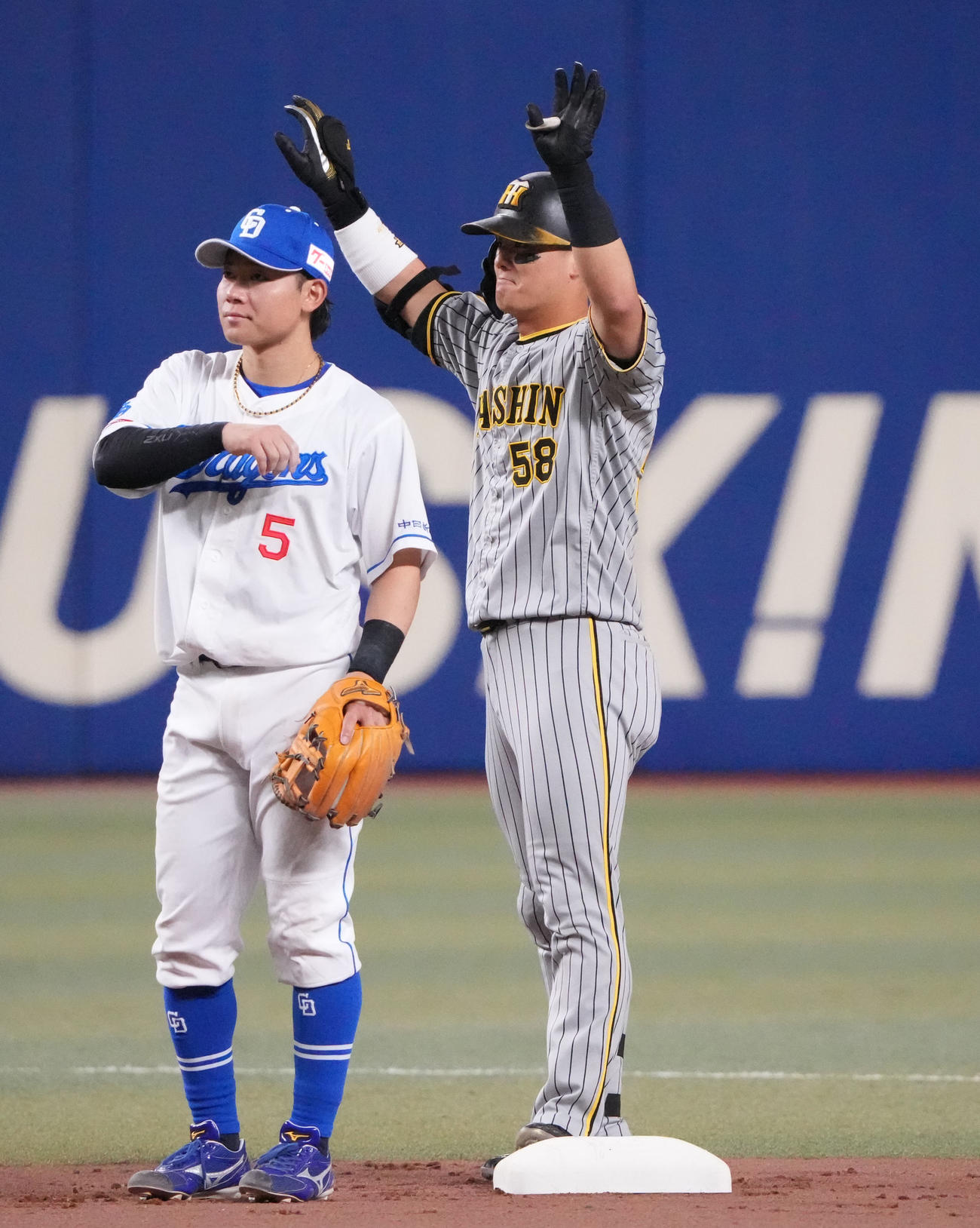 中日対阪神　2回表阪神1死二塁、中前適時打を放った前川（右）（撮影・森本幸一）