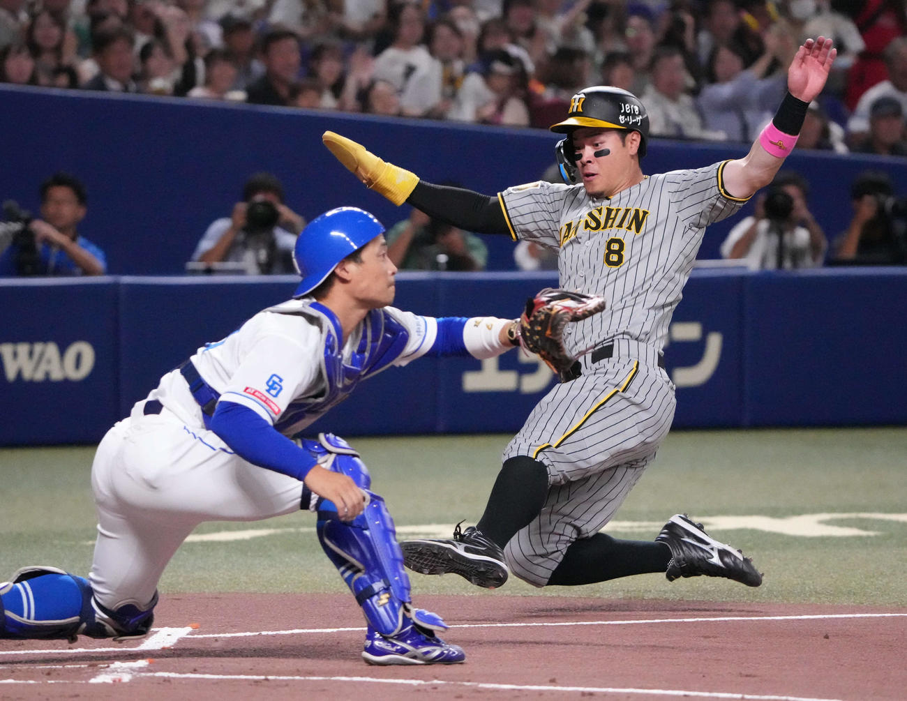 中日対阪神　2回表阪神1死二塁、佐藤輝は前川の中前適時打で生還。捕手加藤匠（撮影・森本幸一）