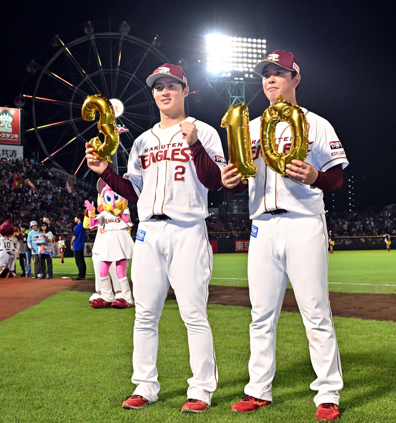楽天対ロッテ　3位浮上し3のバルーンを手にする楽天太田（左）と今季10勝目を挙げ10のバルーンを手にする藤井（撮影・滝沢徹郎）