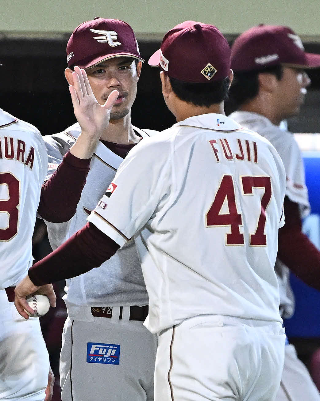 楽天対ロッテ　試合後、勝利投手の楽天藤井（手前）とタッチをかわす今江監督（撮影・滝沢徹郎）