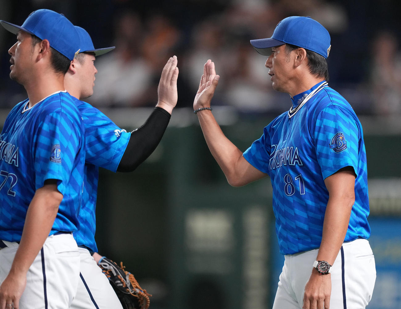 巨人対DeNA　引き分けに終わり、牧（左奥）らナインを迎えるDeNA三浦監督（撮影・鈴木みどり）