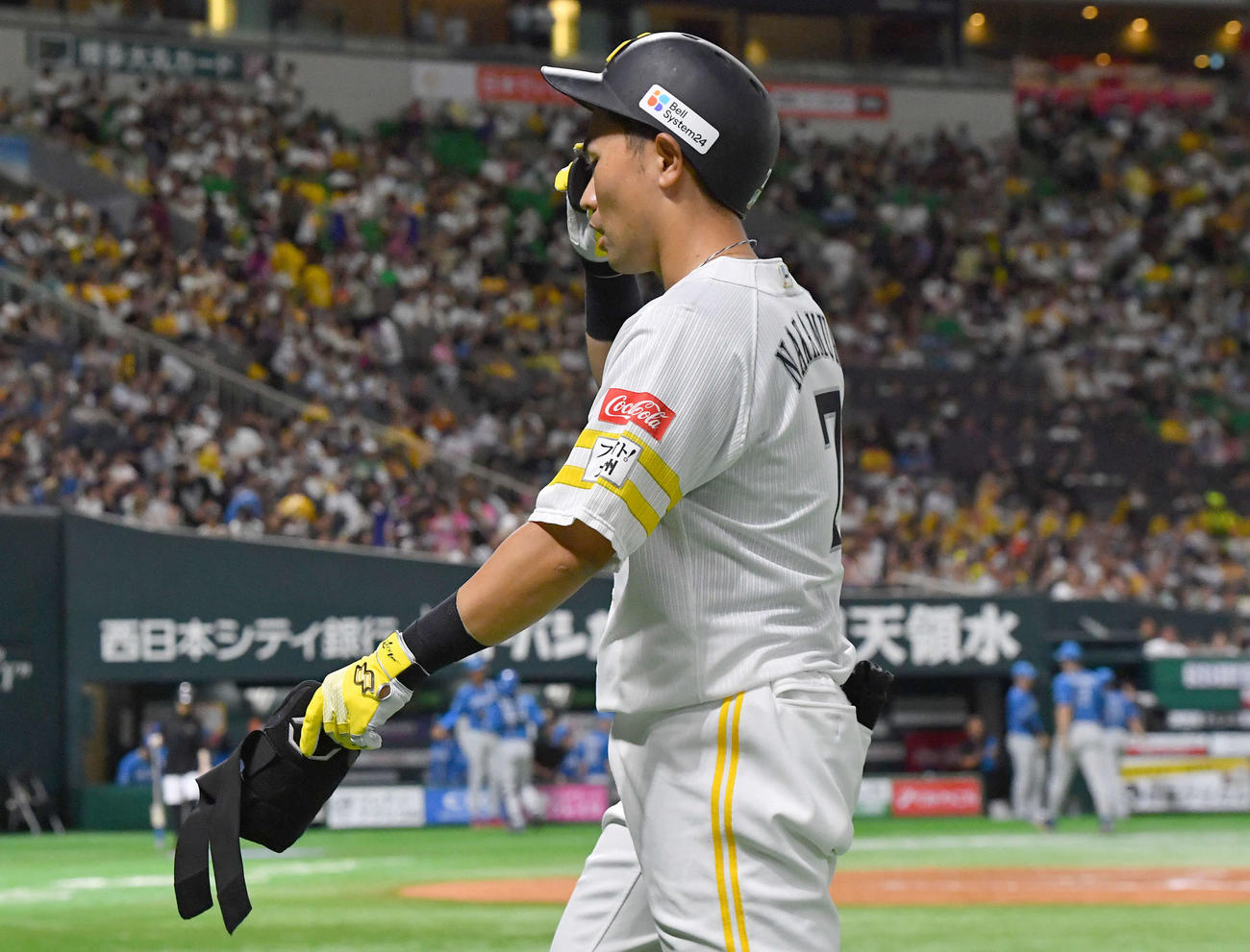 ソフトバンク対日本ハム　8回裏ソフトバンク1死一塁、二併殺に倒れ、肩を落としてベンチへ戻る中村晃（撮影・岩下翔太）