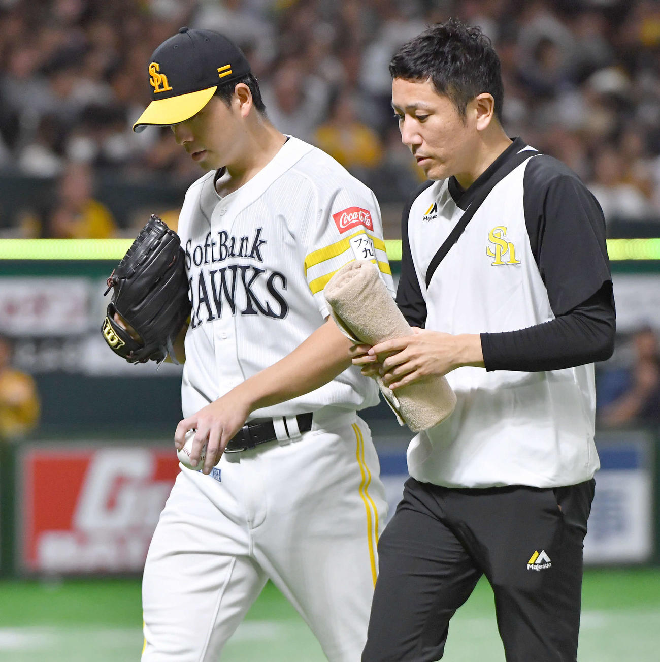 ソフトバンク対日本ハム　6回表開始前、トレーナーとベンチへ戻る大関（撮影・岩下翔太）