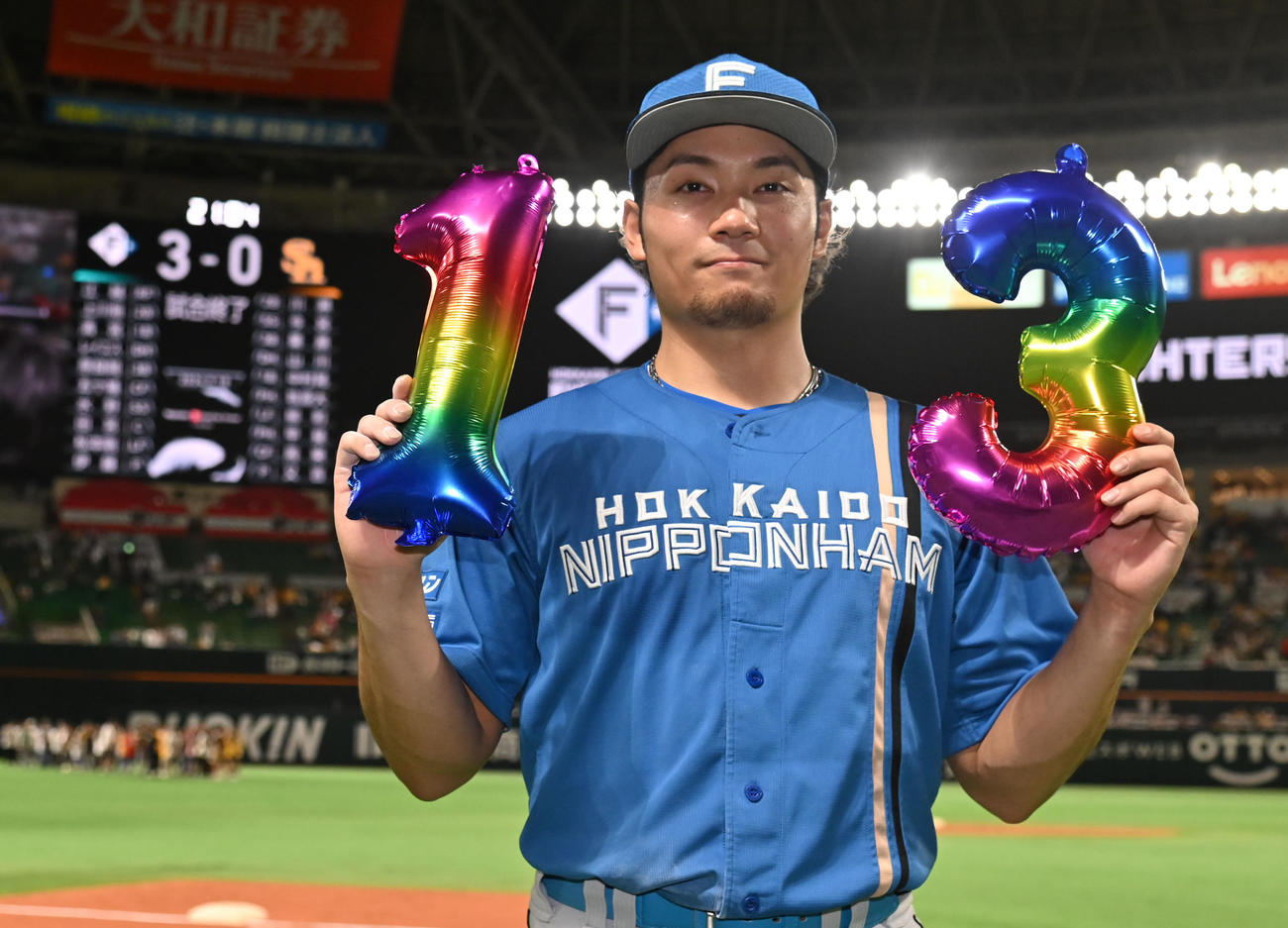 ソフトバンク対日本ハム　勝利を収め撮影に応じる伊藤（撮影・林敢治）