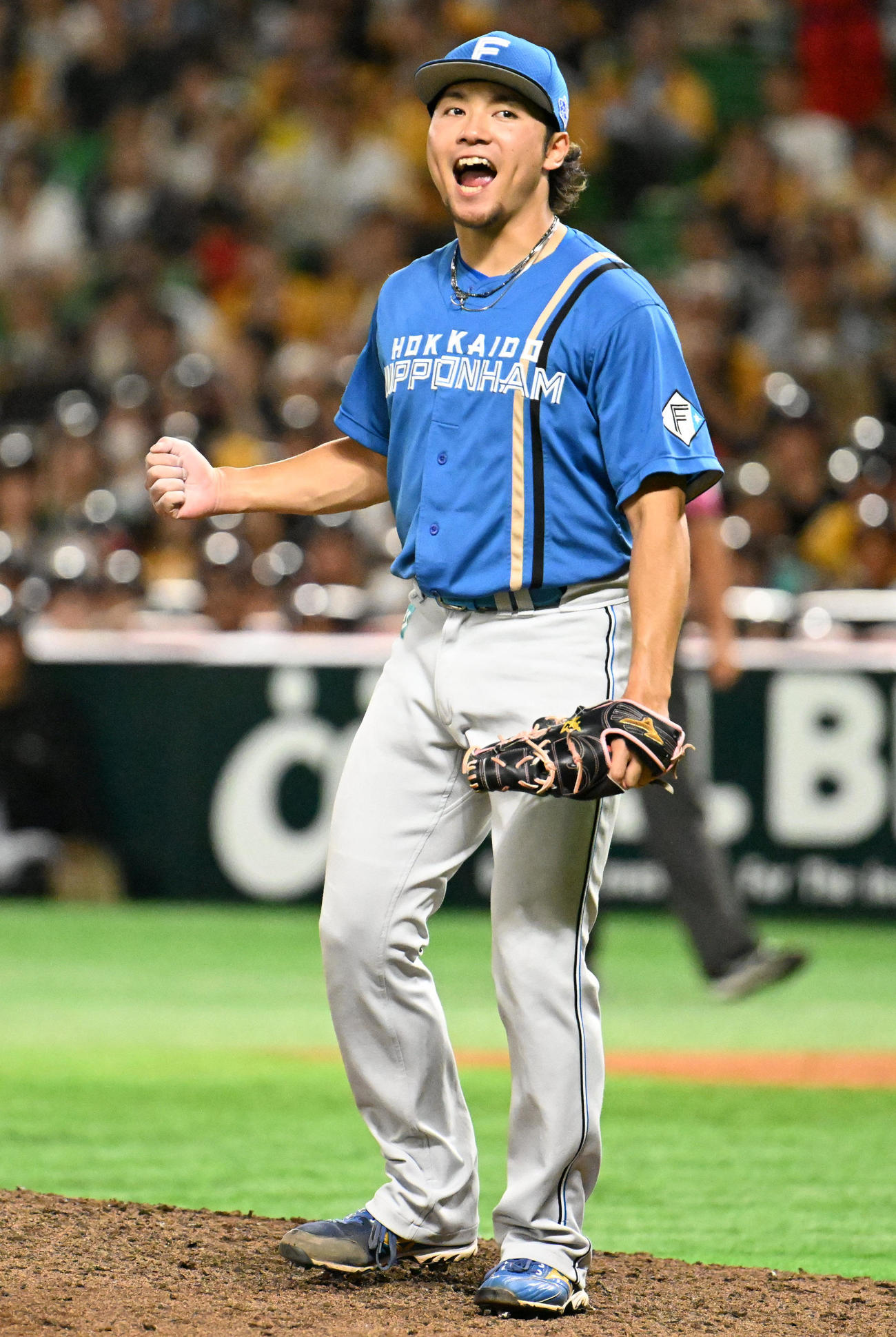 ソフトバンク対日本ハム　7回まで無失点に抑え雄叫びを上げる伊藤（撮影・林敢治）