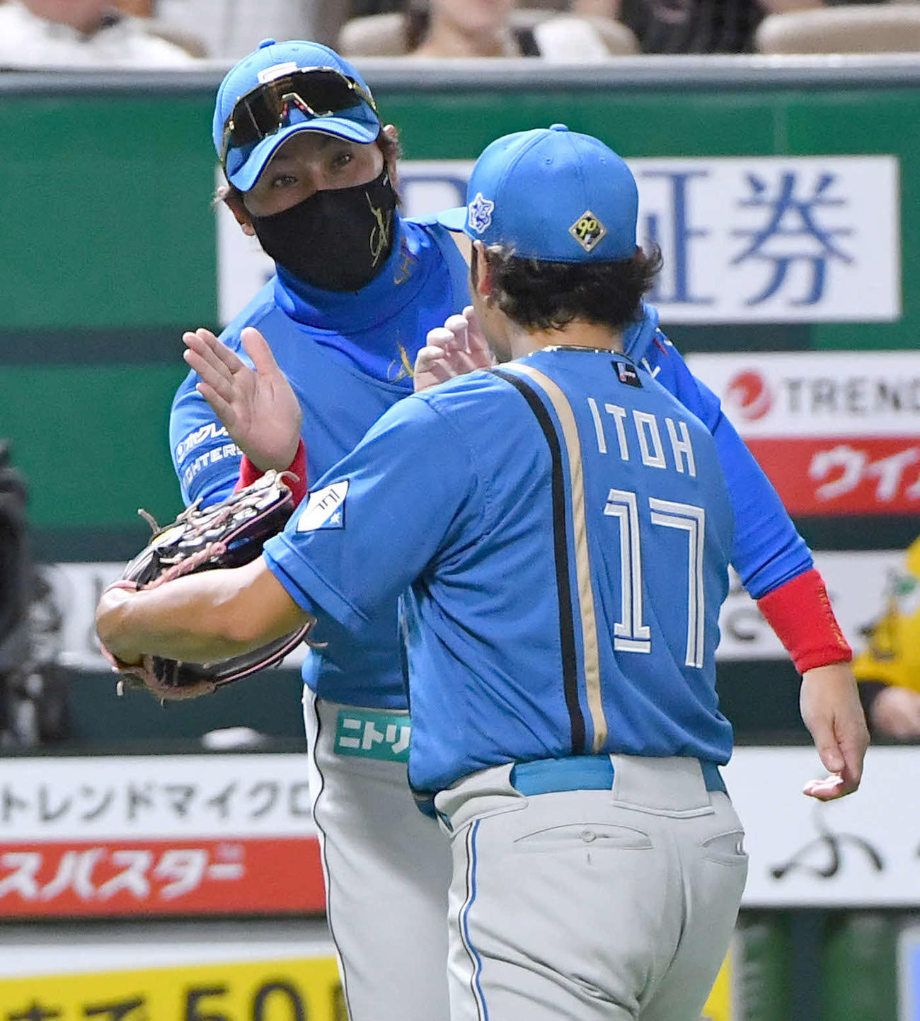ソフトバンク対日本ハム　完封で13勝目を挙げた伊藤（右）とタッチを交わす新庄監督（撮影・岩下翔太）