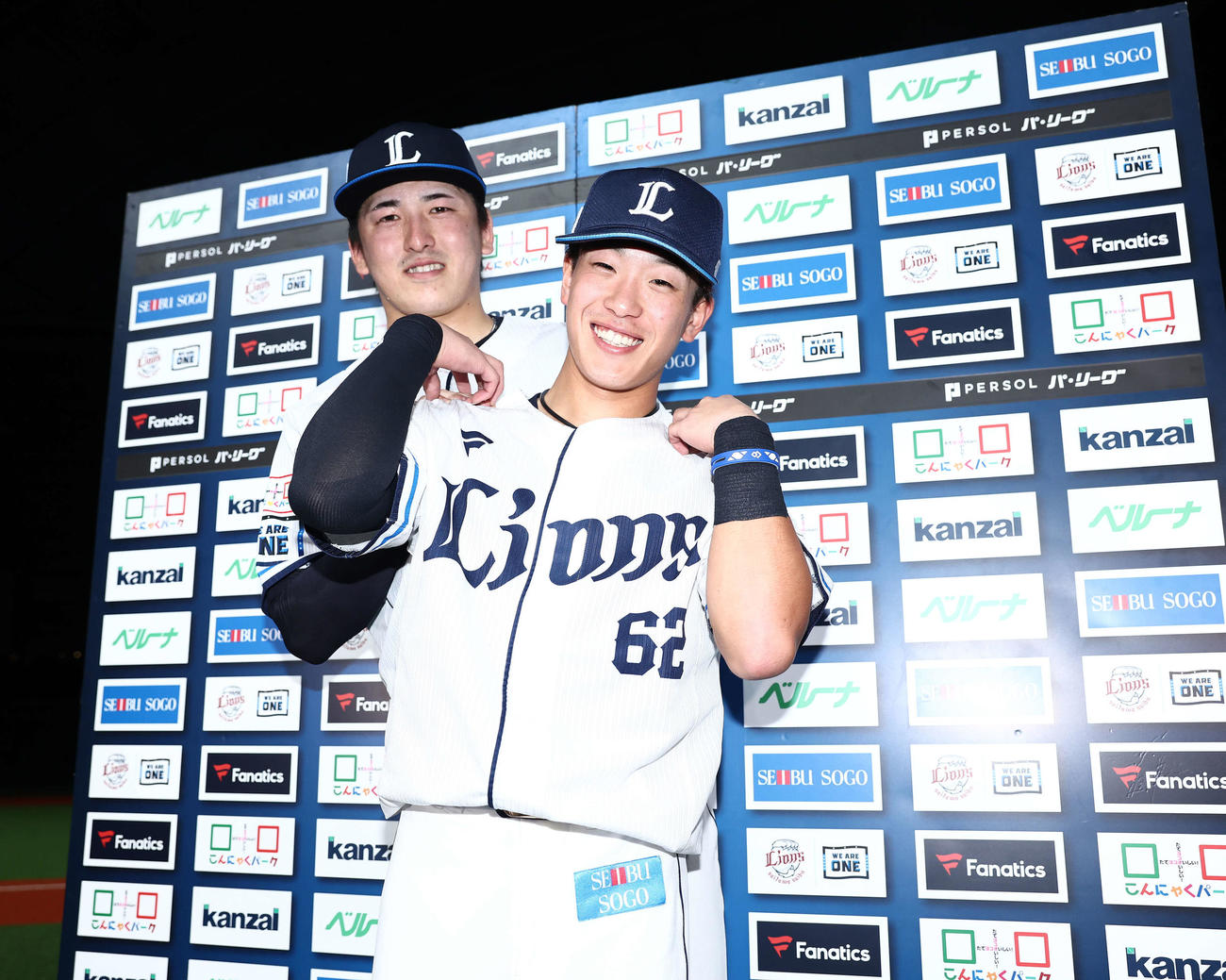 西武対オリックス　オリックスに勝利し、お立ち台で写真に納まる滝沢（手前）と隅田（撮影・河田真司）