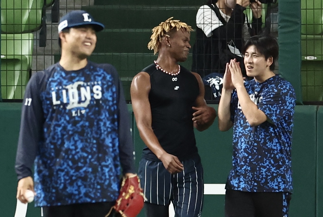 西武対オリックス　試合前、言葉を交わす西武ヤン（後方左）と隅田（撮影・河田真司）