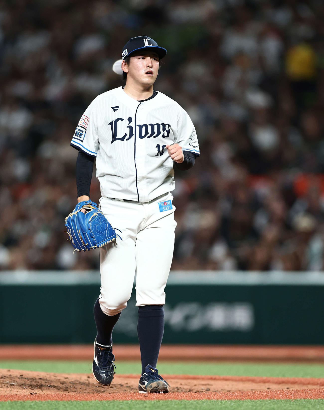 西武対オリックス　5回表を抑えベンチに戻る隅田（撮影・河田真司）