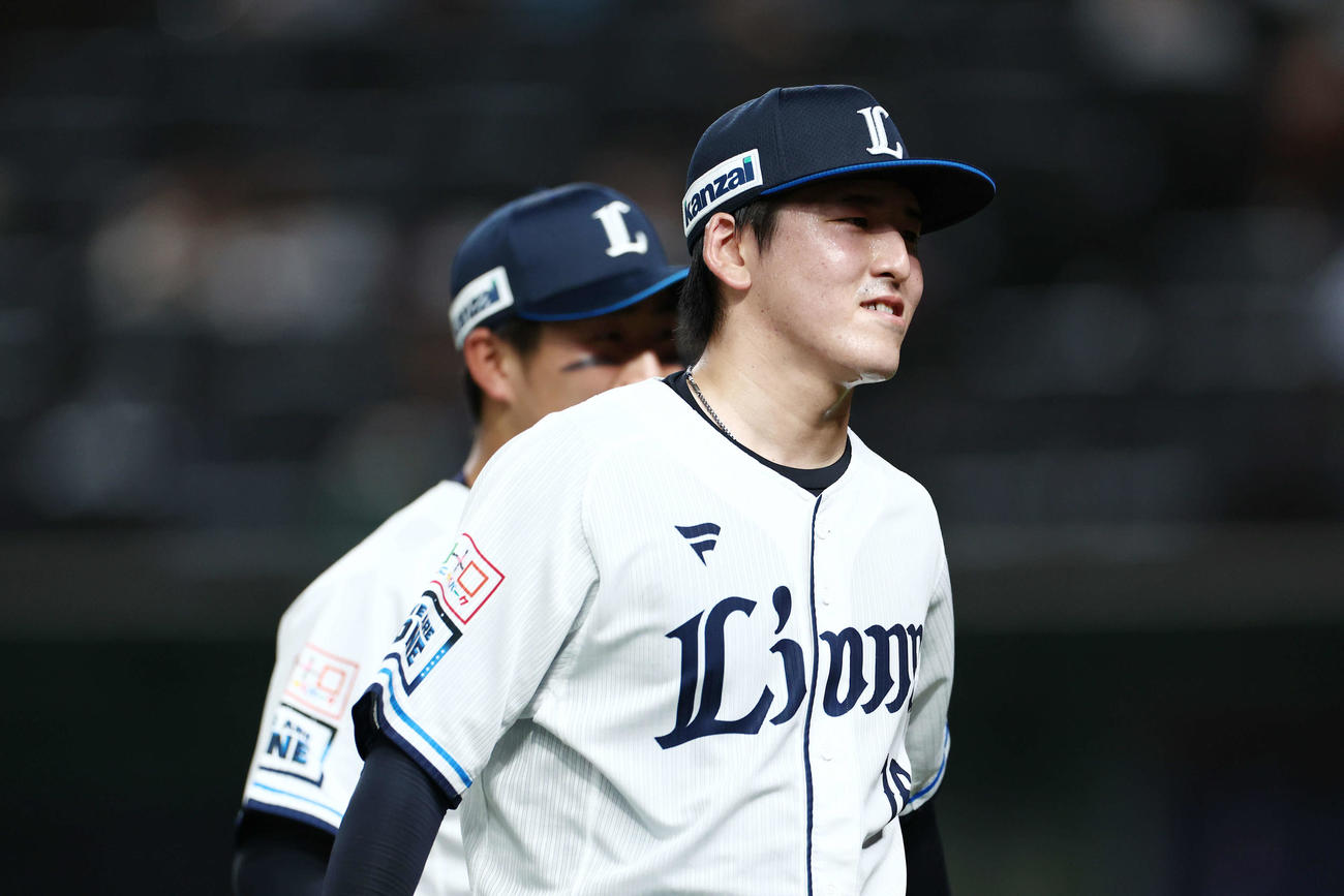 西武対オリックス　5回表を抑えベンチに戻る隅田（撮影・河田真司）