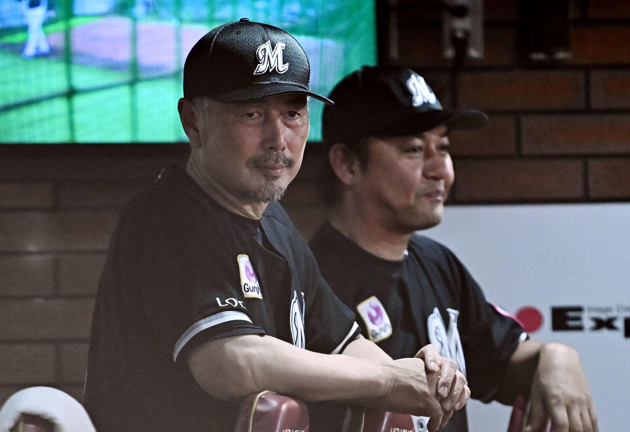 楽天対ロッテ　戦況を見守るロッテ吉井監督（手前）（撮影・滝沢徹郎）
