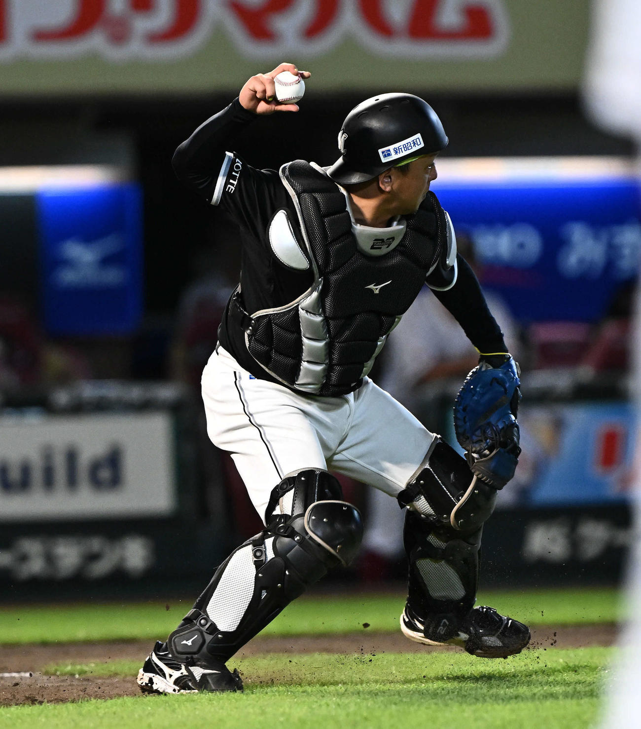 楽天対ロッテ　3回裏楽天無死二塁、三塁へ悪送球し先制適時失策を許す田村（撮影・滝沢徹郎）