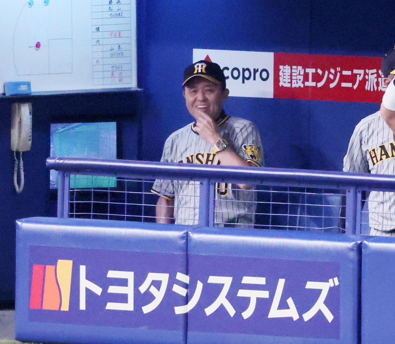中日対阪神　8回表、ベンチで白い歯を見せる岡田監督（撮影・加藤哉）