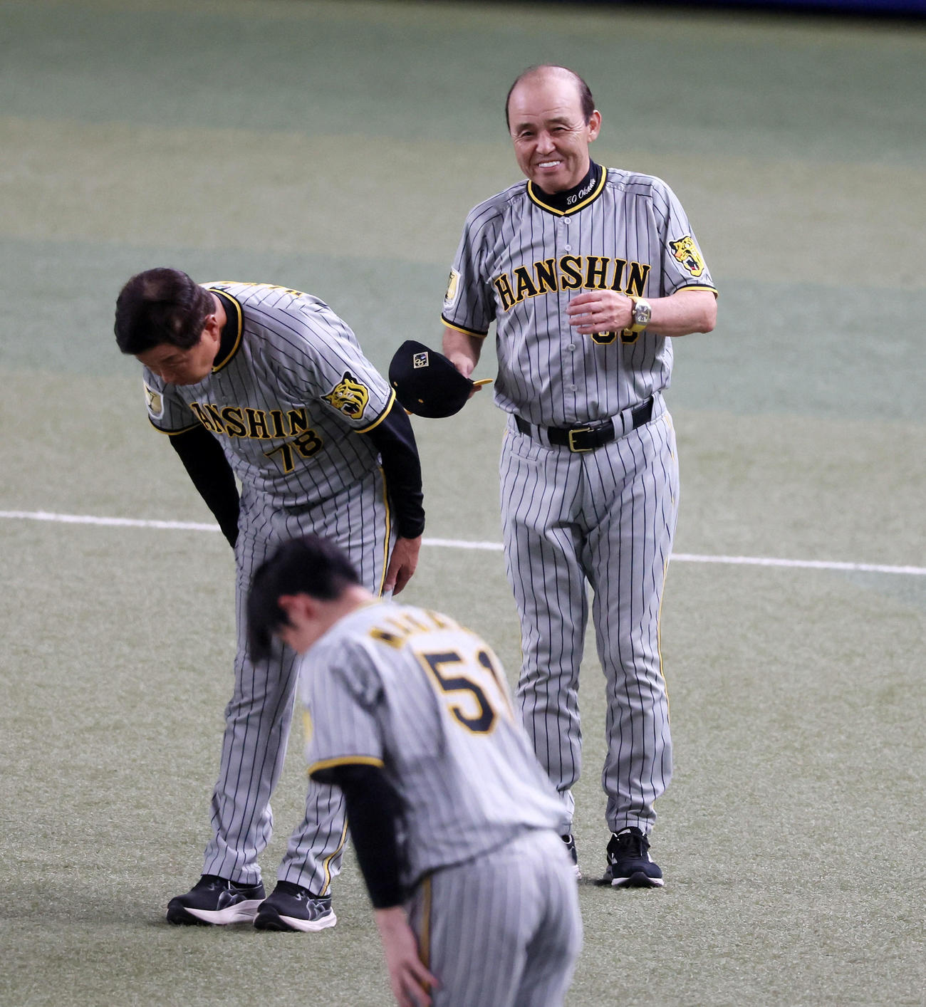中日対阪神　今季バンテリンドーム最終戦を終えスタンドにあいさつする岡田監督と阪神ナイン（撮影・加藤哉）