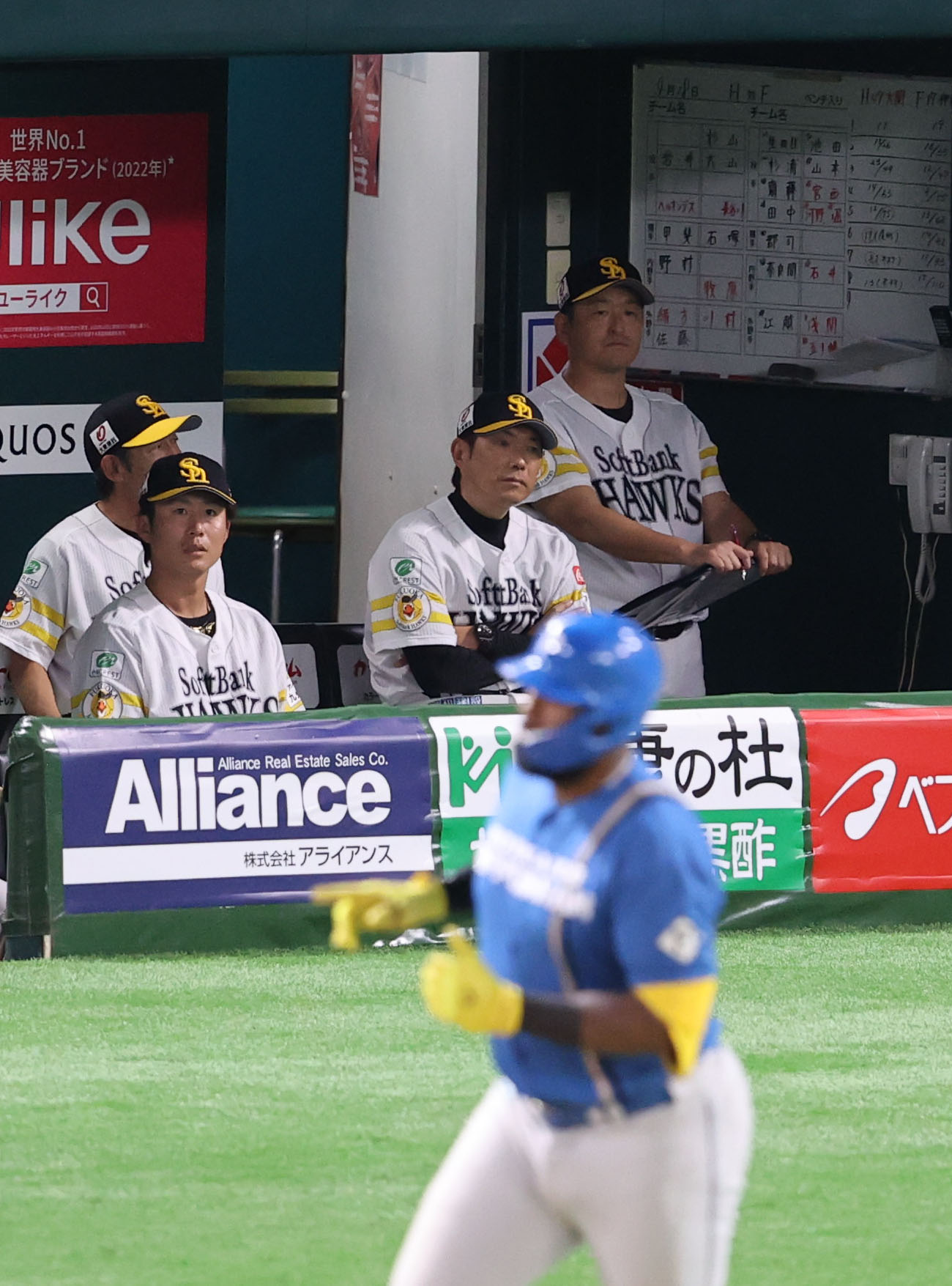ソフトバンク対日本ハム　9回表日本ハム無死、レイエスは左中間本塁打を放つ、小久保監督はベンチで腕を組む（撮影・梅根麻紀）