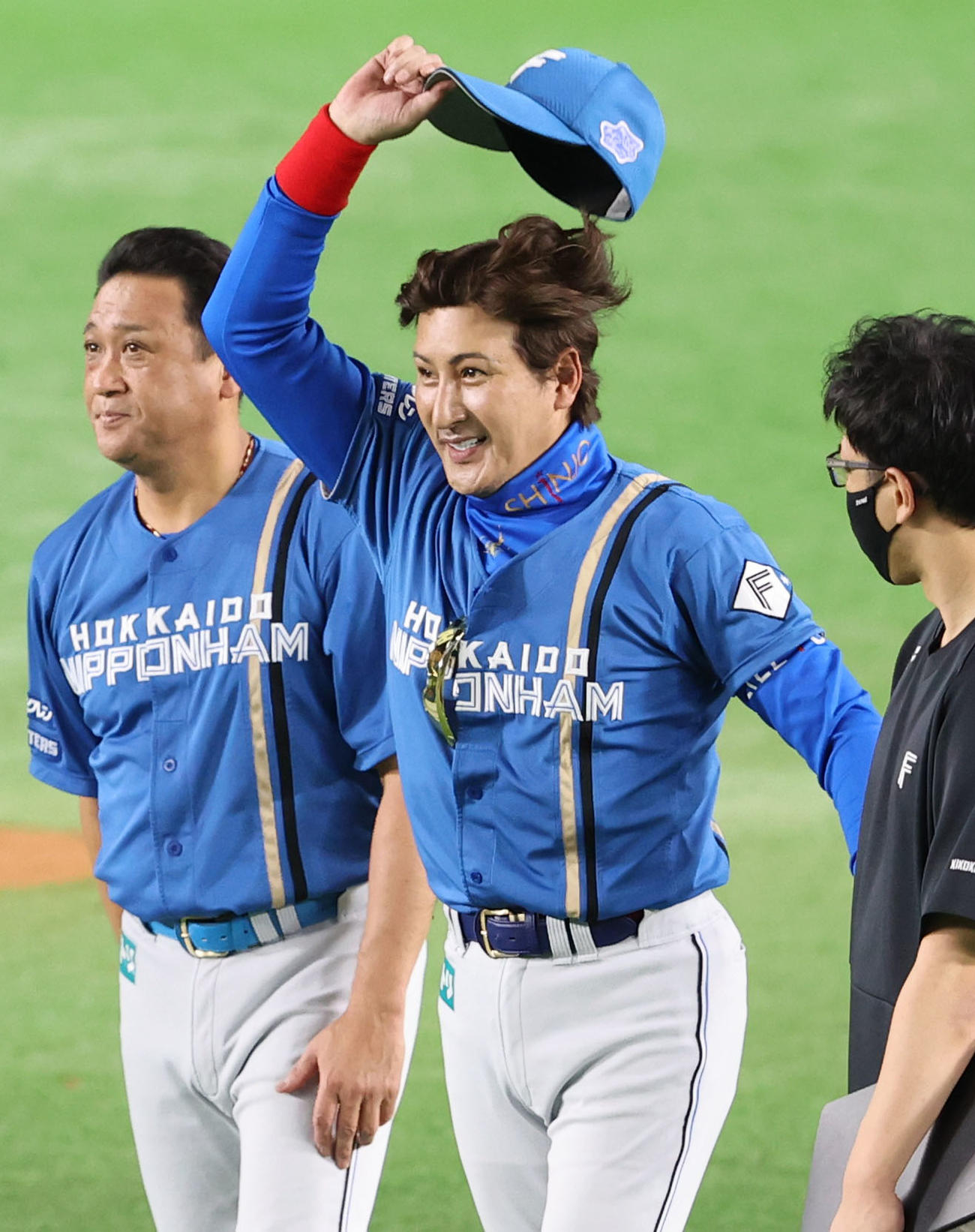 ソフトバンク対日本ハム　ビジター球場最後の試合を終えスタンドのファンにあいさつする新庄監督（撮影・梅根麻紀）