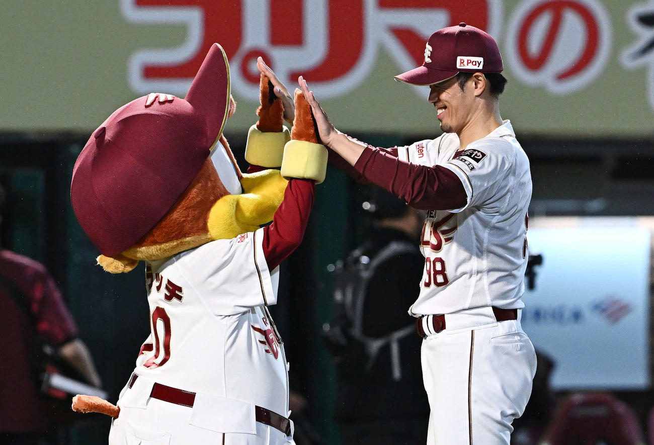 楽天対ロッテ　勝利を飾り楽天今江監督はクラッチと笑顔でタッチをかわす（撮影・滝沢徹郎）
